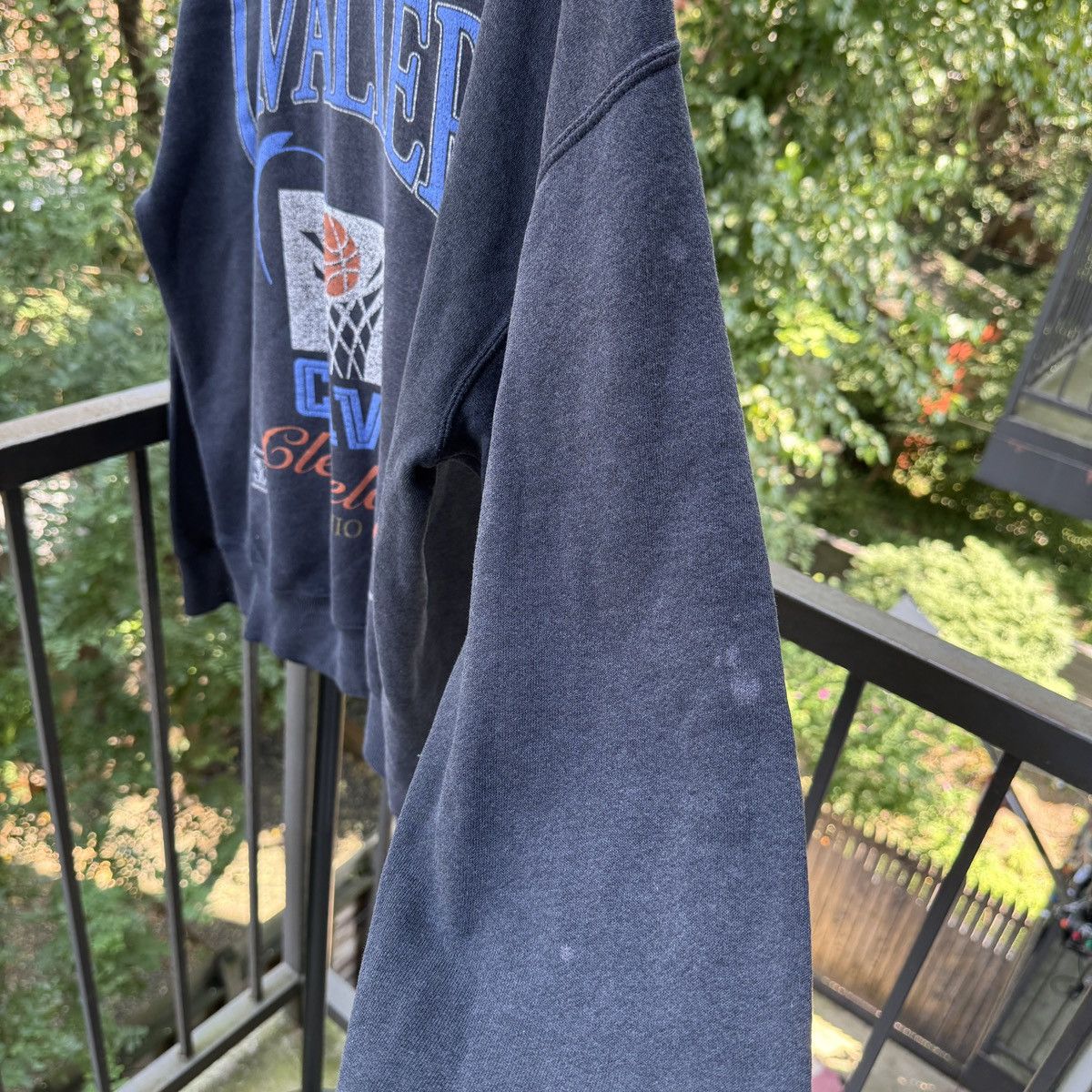 Vintage Thrashed Faded Distressed Cleveland Cavaliers Sweatshirt Size US L / EU 52-54 / 3 - 6 Thumbnail