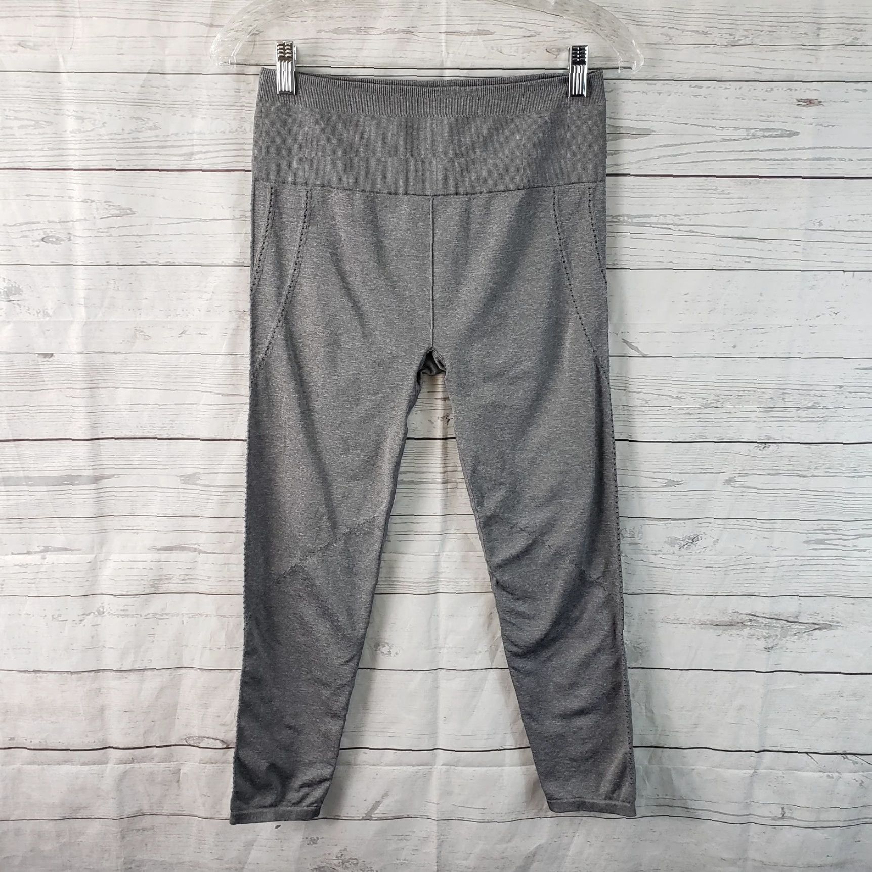 Fabletics Fabletics Leggings Cropped Seamless Gray High Rise M Womens Crop Leggings Regular Size Medium Size 32" / US 10 / IT 46 - 2 Thumbnail