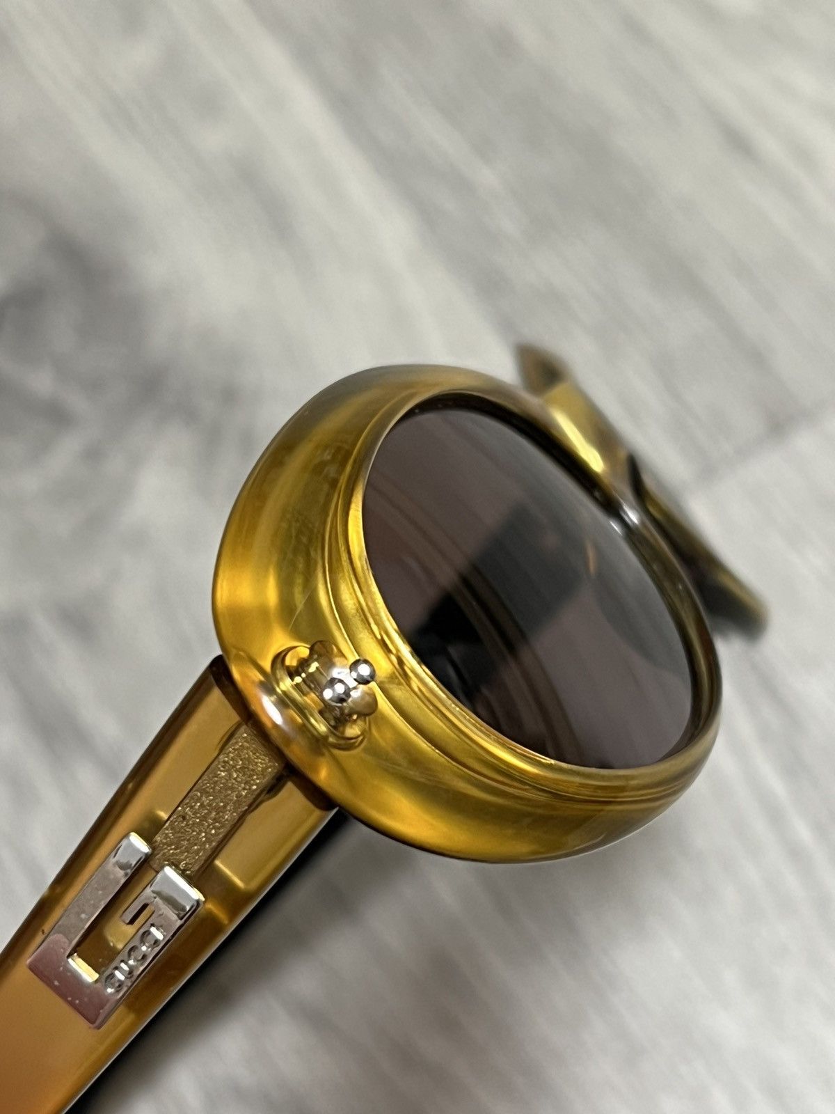 Vintage Gucci Vintage gold sunglasses with black inner temples Size ONE SIZE - 11 Thumbnail