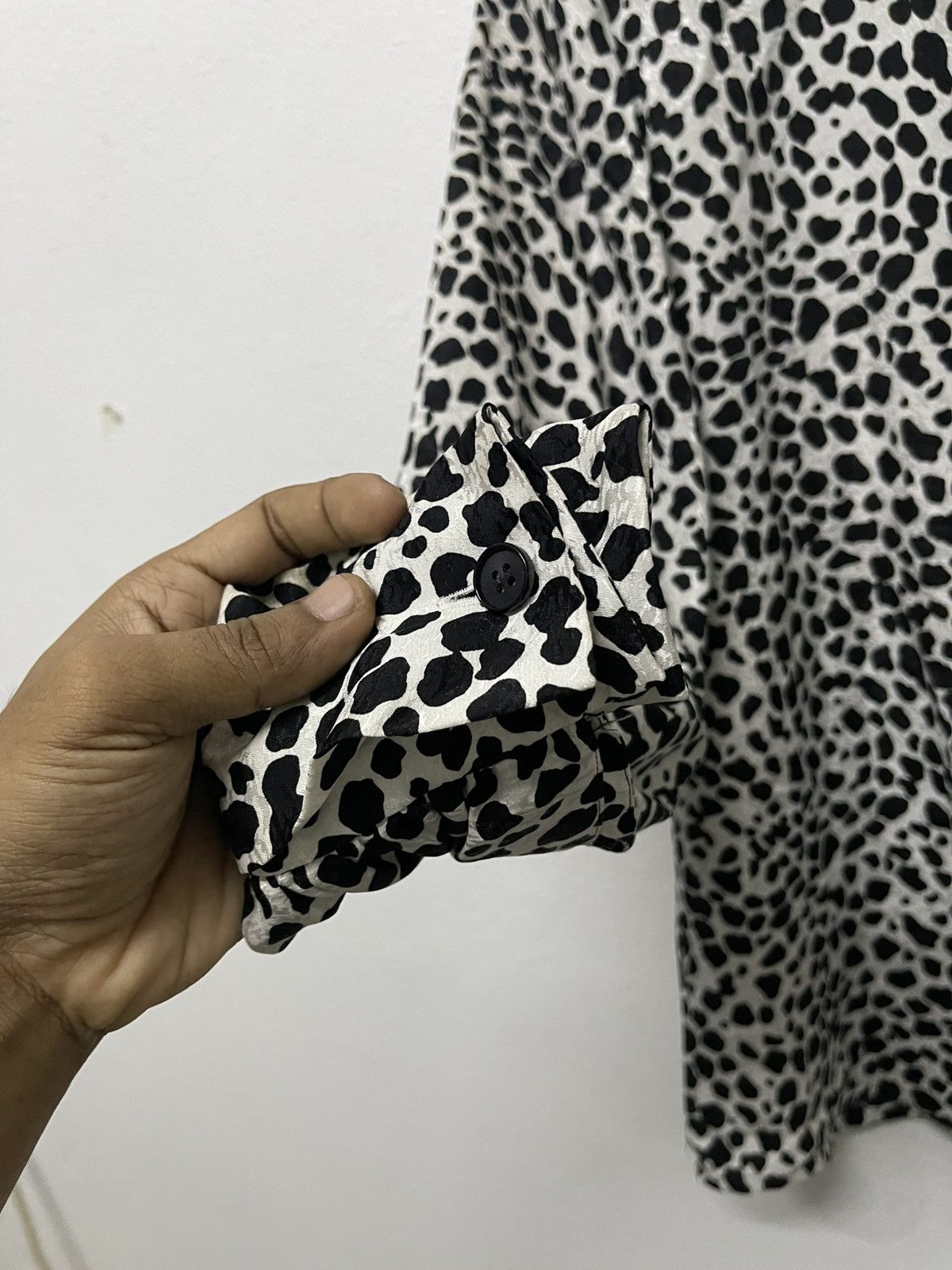 Yves Saint Laurent 1990s YVES SAINT LAURENT CHEMISIERS WHITE LEOPARD BUTTON UP Size M / US 6-8 / IT 42-44 - 9 Thumbnail