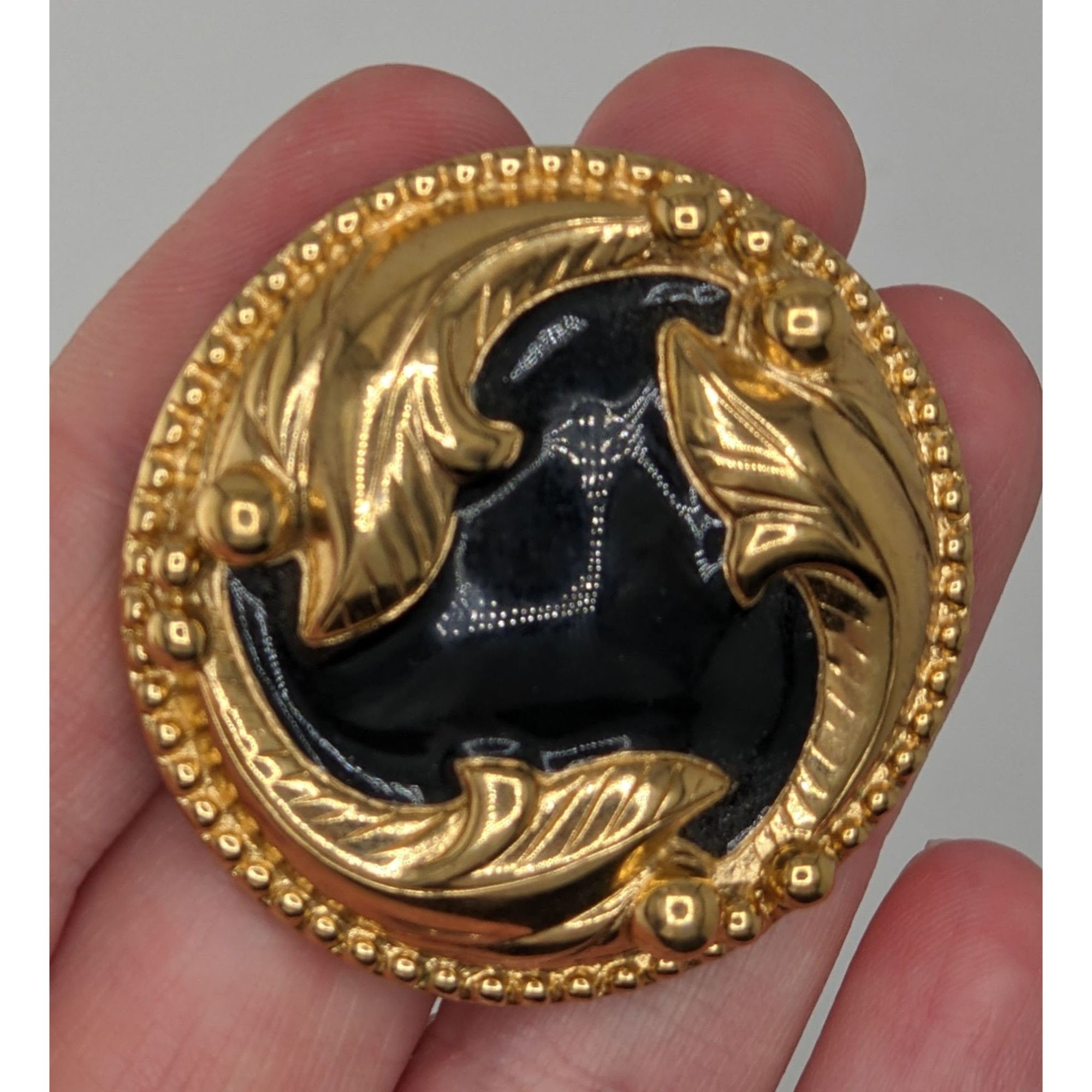 Other Vintage 1980s Gold & Black Enamel Round Brooch Pin With Leaf Size ONE SIZE - 4 Thumbnail