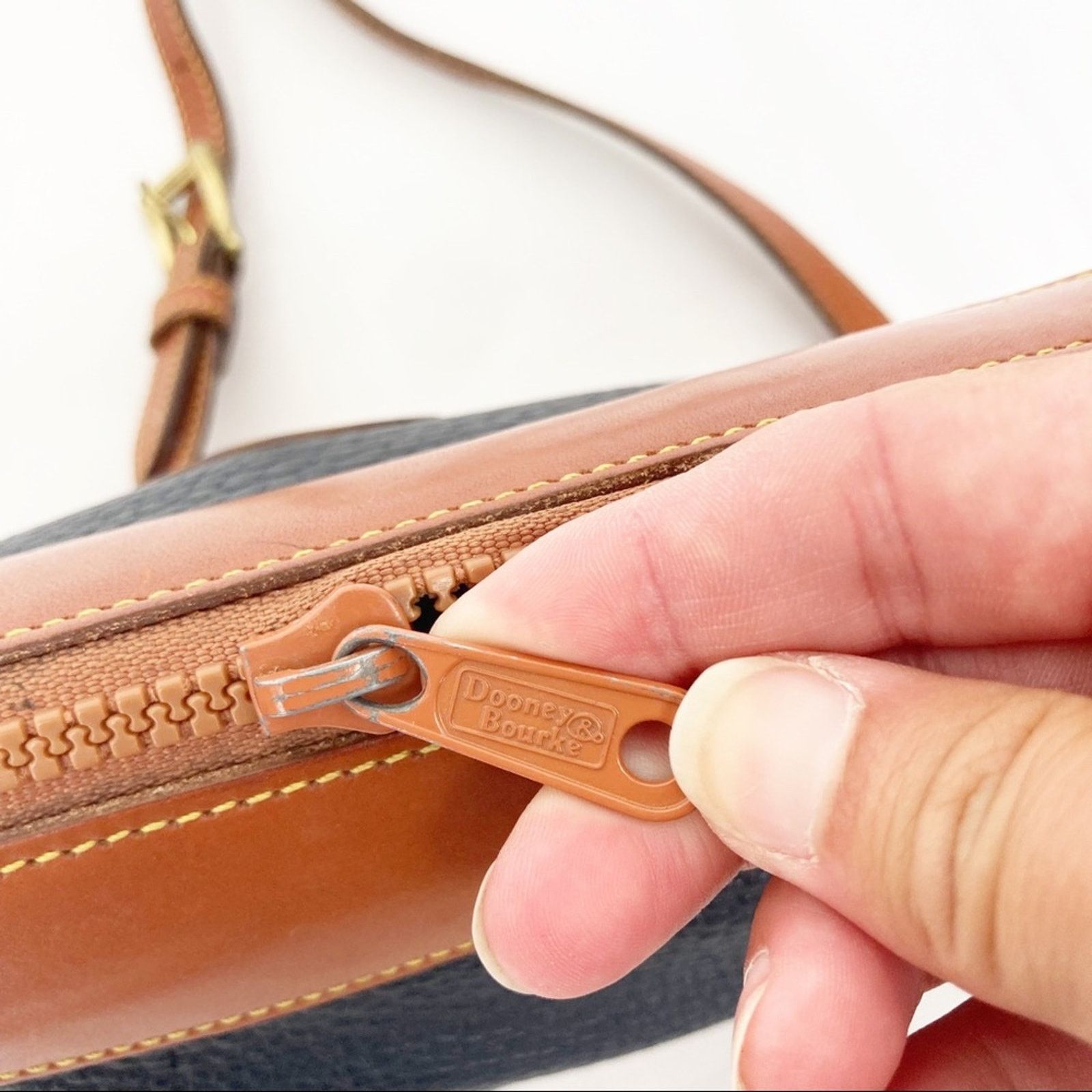 Dooney & Bourke Vintage dooney and bourke black leather crossbody Size ONE SIZE - 9 Thumbnail