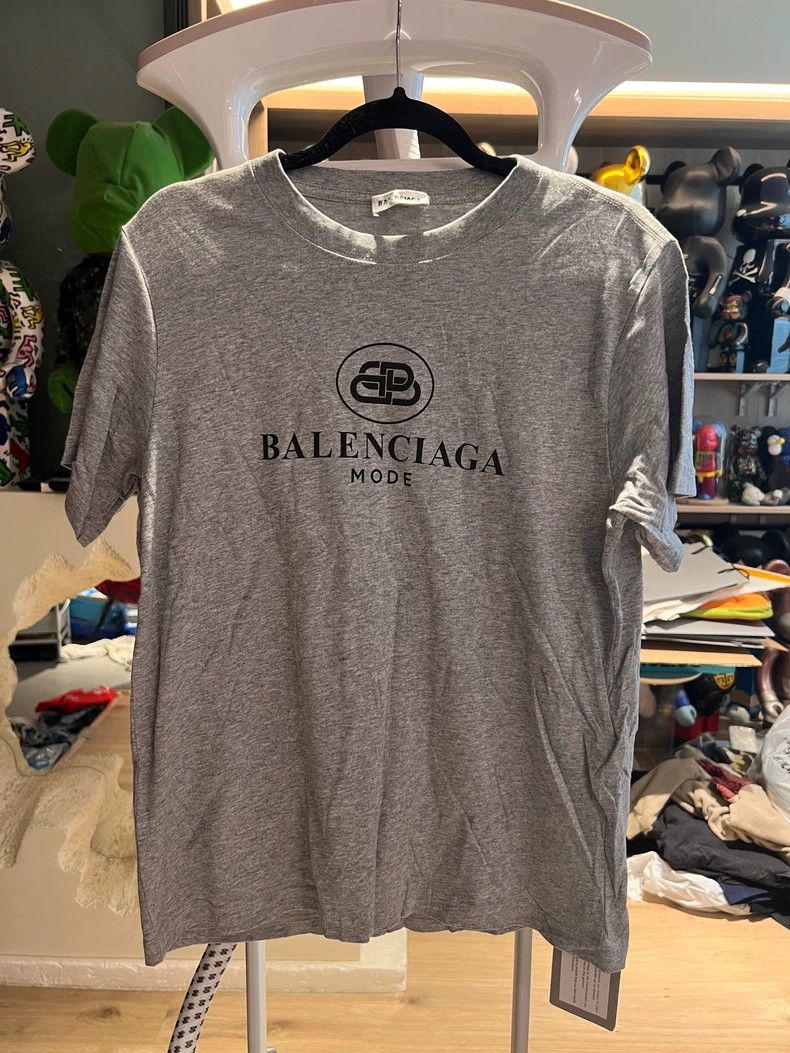 Balenciaga Balenciaga Heather Gray Buckle Short Sleeve Size L Size US L / EU 52-54 / 3 - 1 Thumbnail