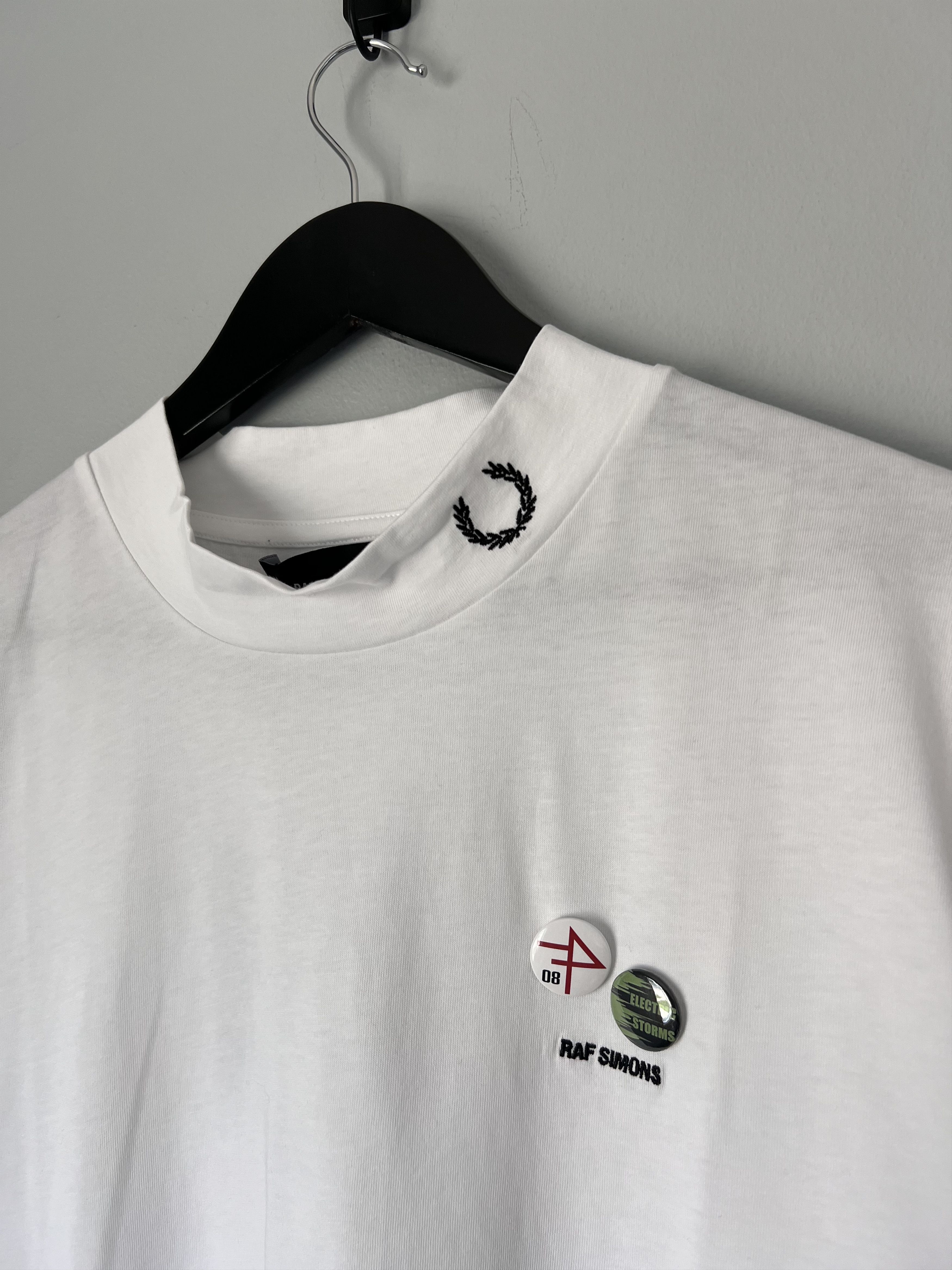 Fred Perry × Raf Simons Raf Simons Fred Perry Mock Neck Tee in White Size US XL / EU 56 / 4 - 2 Thumbnail