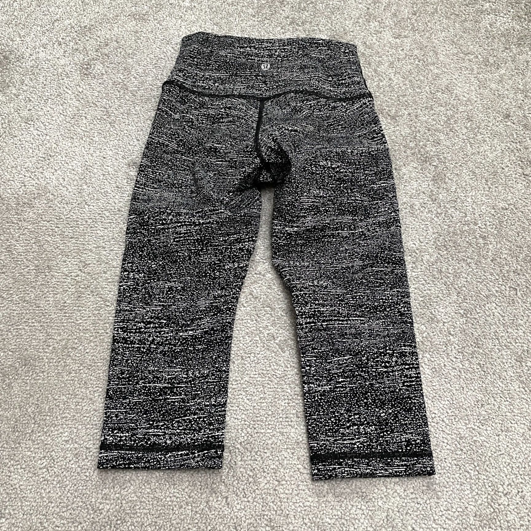 Lululemon Lululemon Athletica Crop Leggings Womens 4 Black Patterned Active 22x16.5 Size 27" / US 4 / IT 40 - 2 Thumbnail