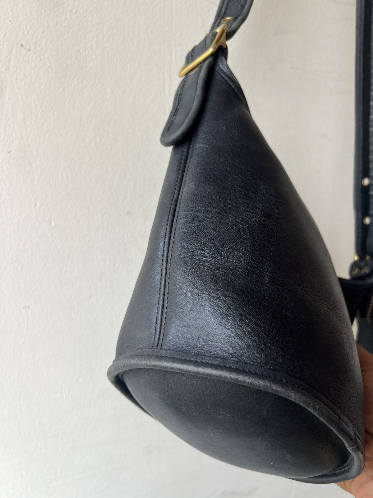 Coach Vintage 90s Coach Usa Patina Black Cowhide Leather Sling Bag Size ONE SIZE - 21 Thumbnail