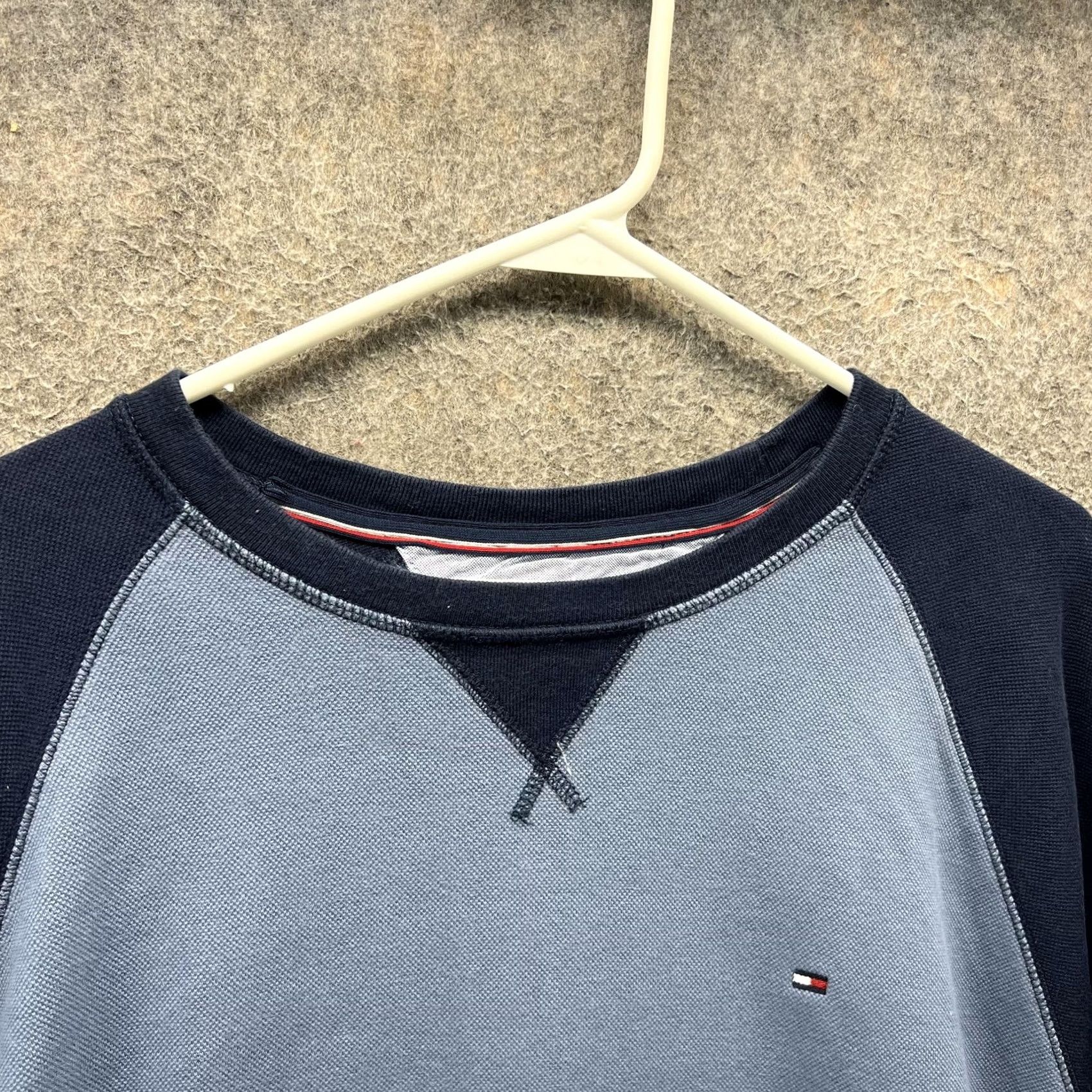 Tommy Hilfiger Tommy Hilfiger Sweatshirt Mens XL Blue Navy Colorblock Raglan Crewneck Pullover Size US XL / EU 56 / 4 - 3 Thumbnail