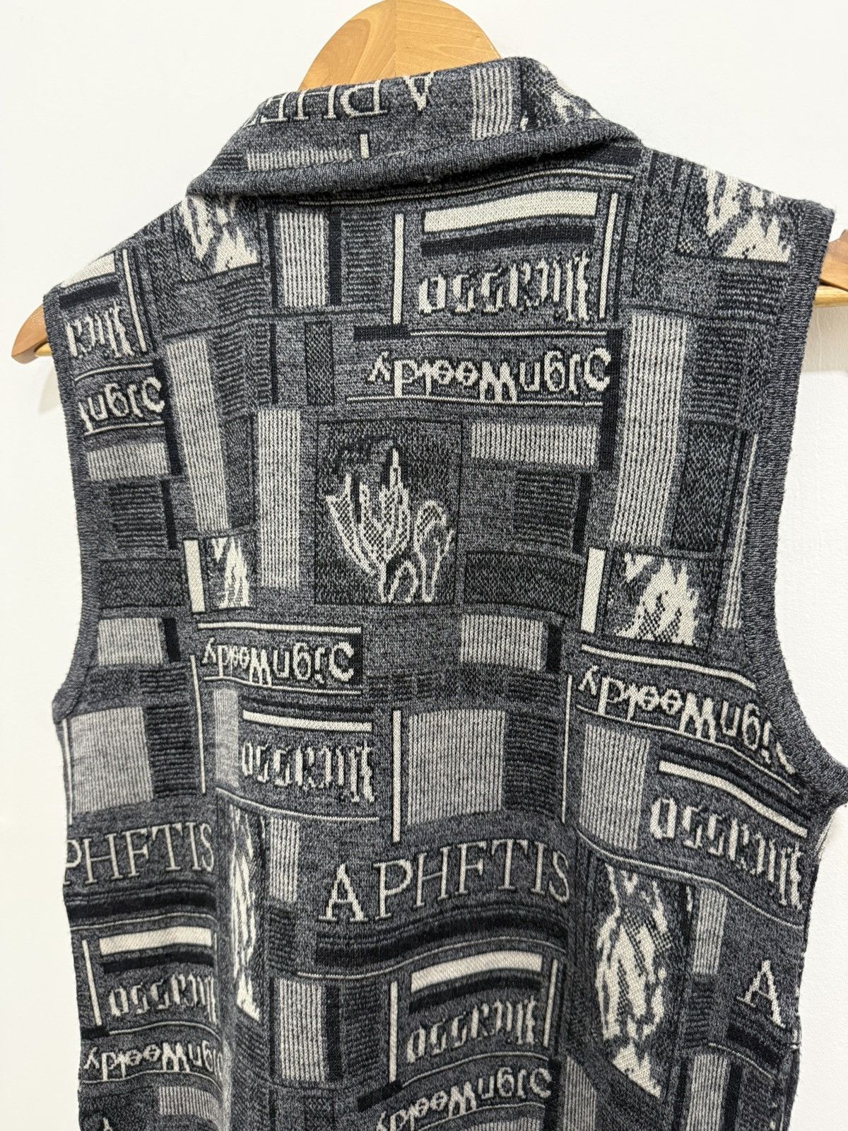Japanese Brand Vtg knit vest Size US M / EU 48-50 / 2 - 11 Thumbnail