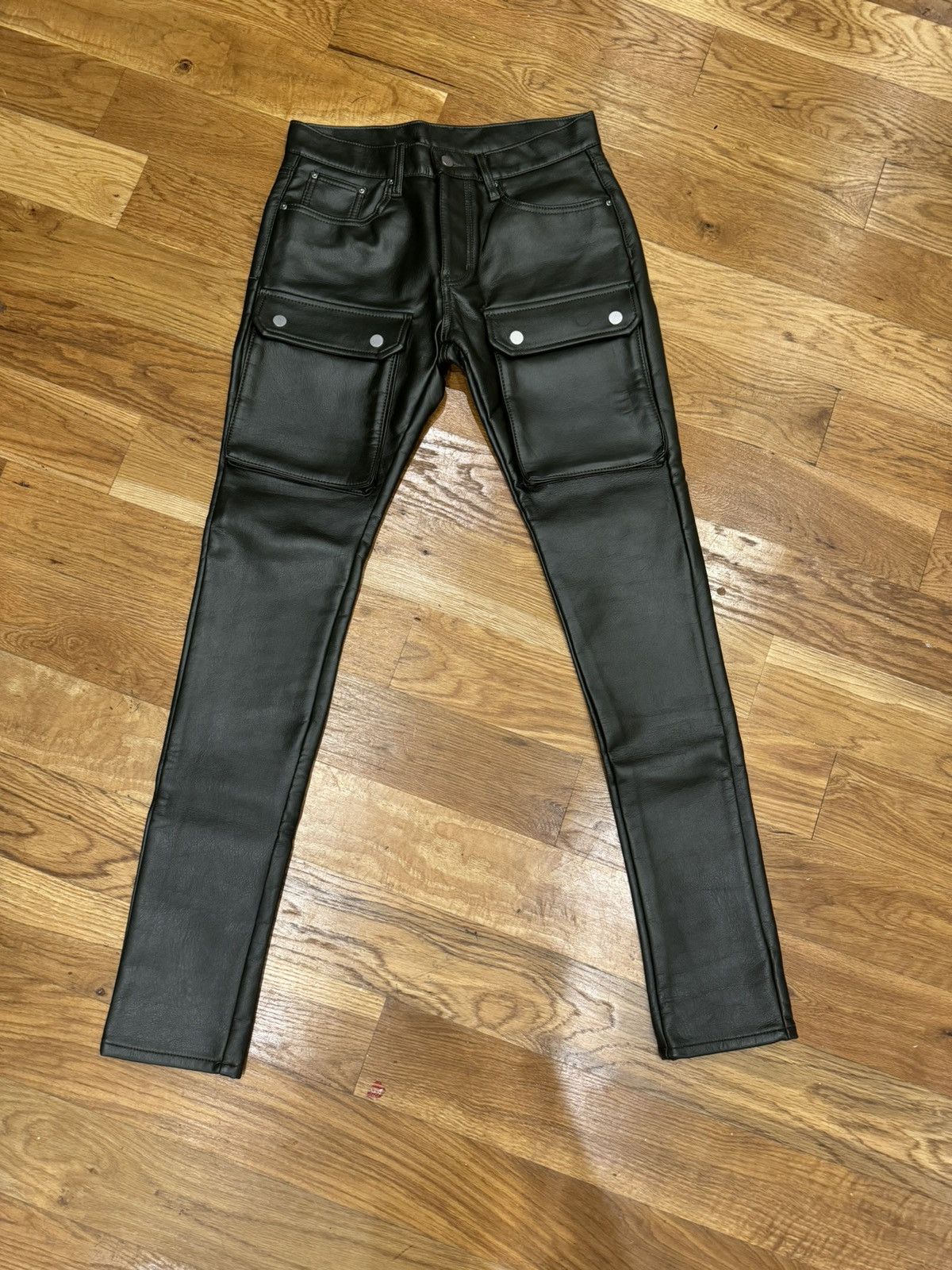 パンツ mnmlLEATHER FLAREDENIM mnml Men's B449 Leather Cargo Flare Pants - Black, 28 at Amazon