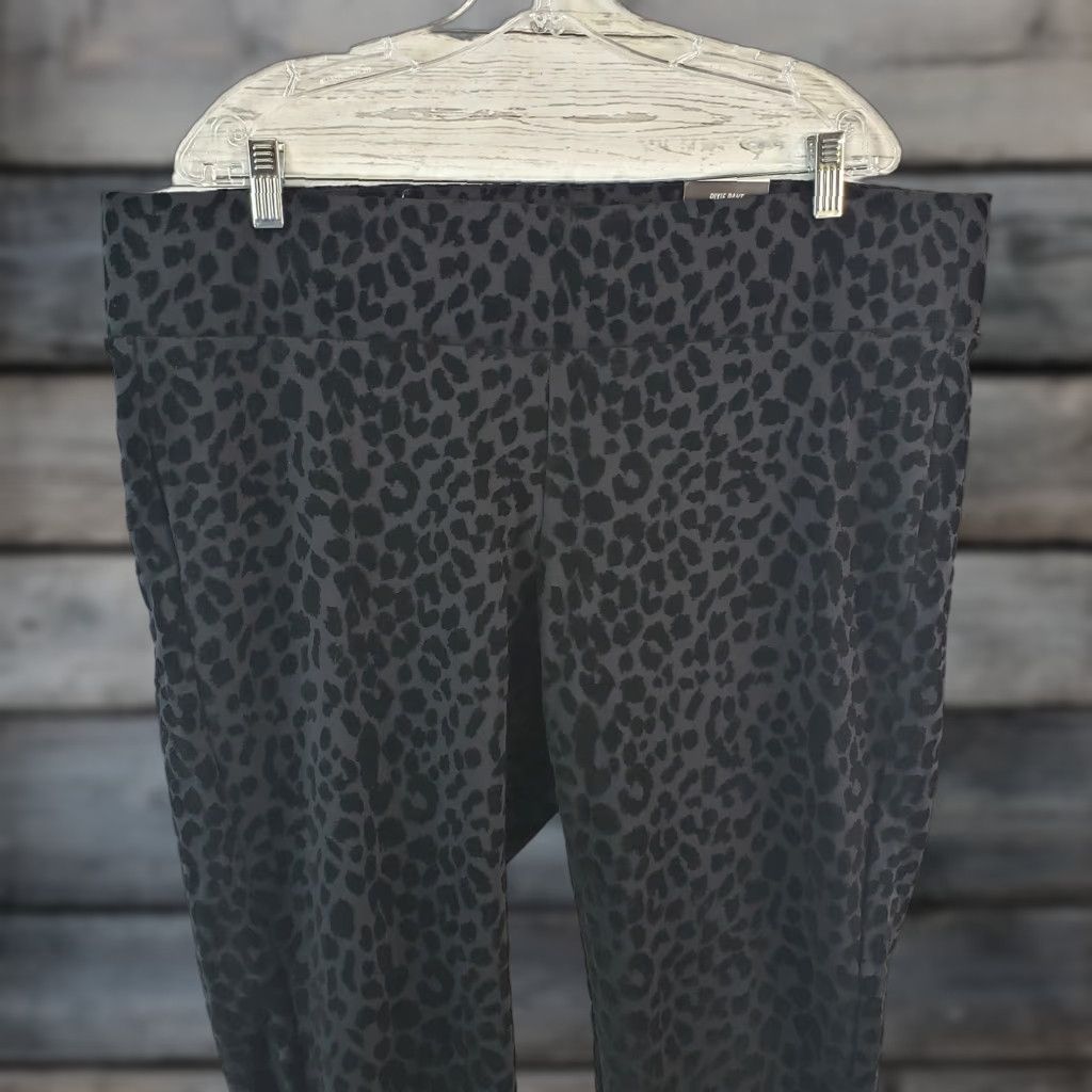 Torrid Torrid Womens Studio Ponte Flocked Leopard Pull On Pixie Pants Sz 2 Black Size 40" / US 18 - 1 Thumbnail