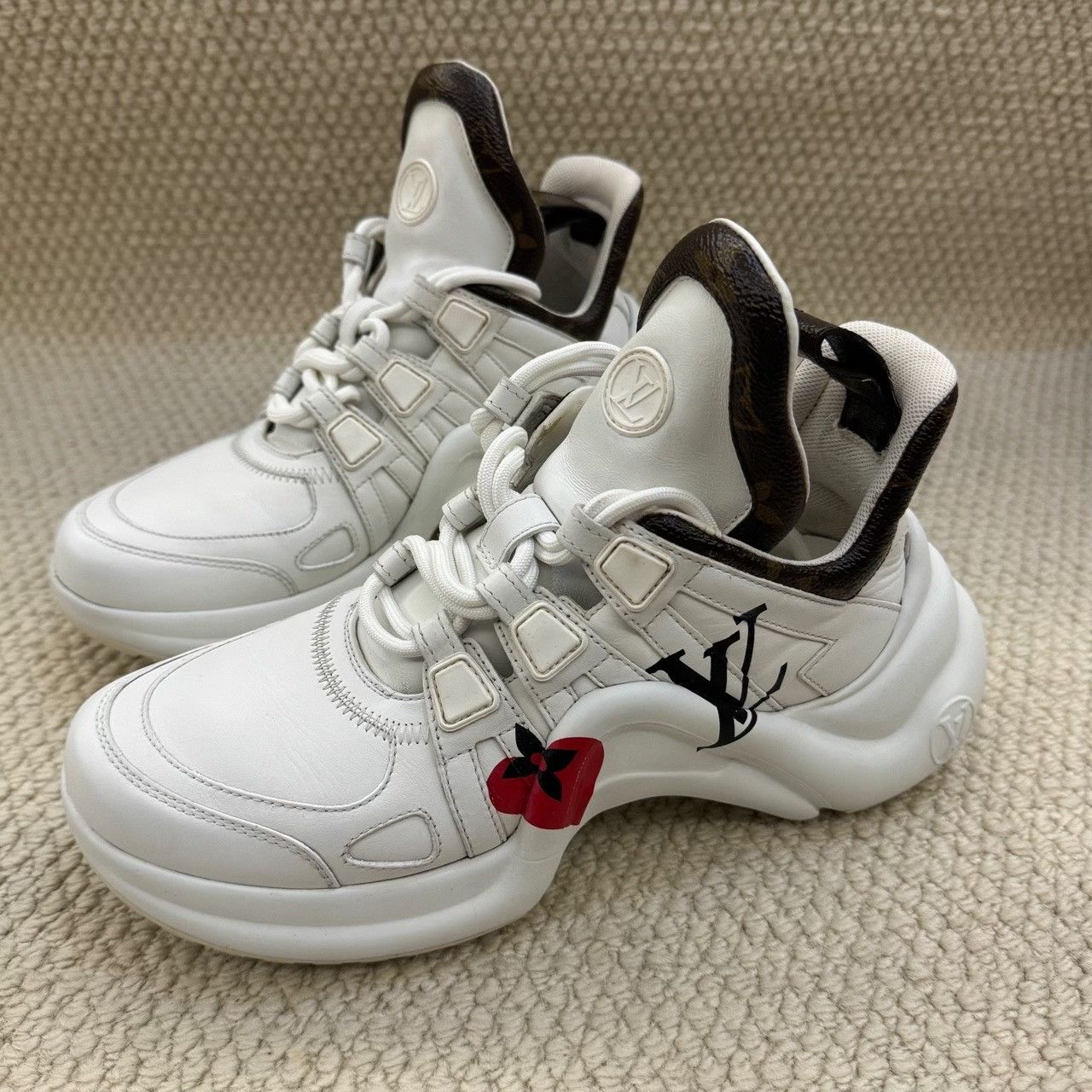 Louis Vuitton Louis Vuitton Limited White Lowtop Sneakers us_6 Women Size US 6 / IT 36 - 1 Thumbnail