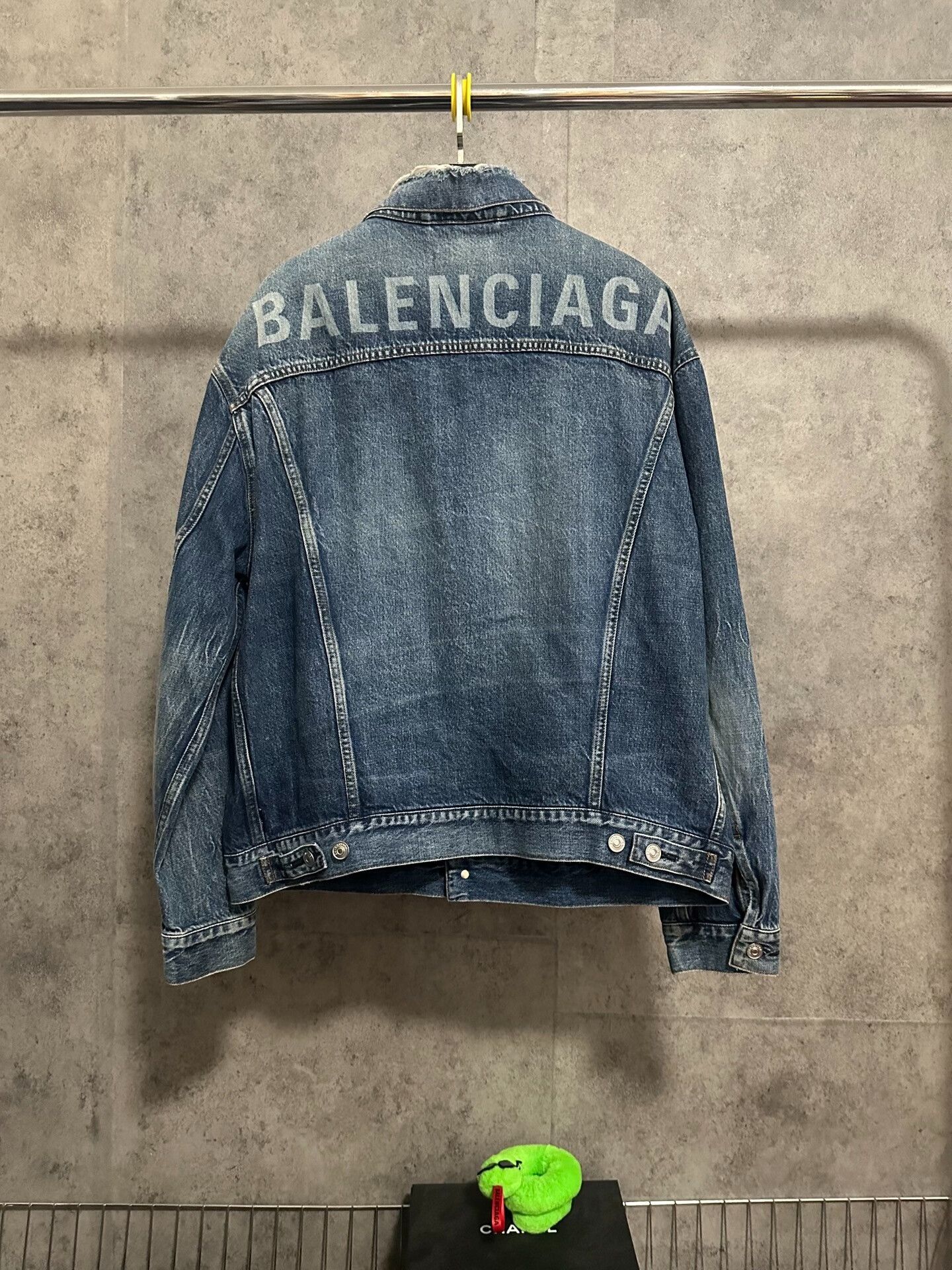 Balenciaga balenciaga denim jacket with logo detail Size US L / EU 52-54 / 3 - 1 Thumbnail