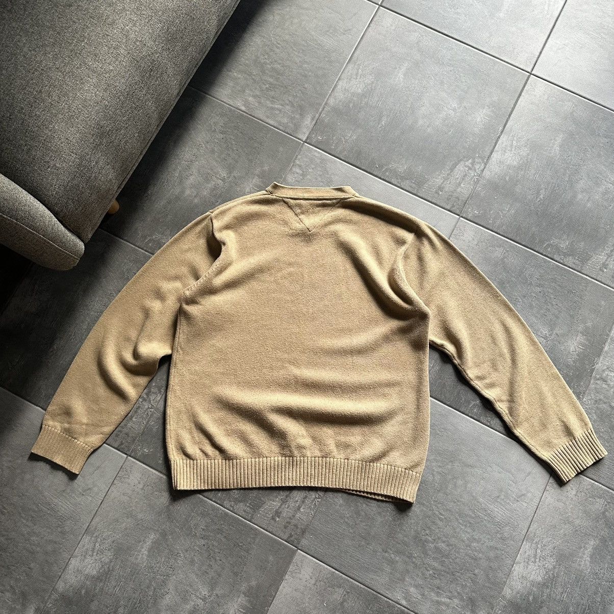 Tommy Hilfiger × Vintage Vintage Tommy Hilfiger Sweater V-Neck Old Money Y2K 00s USA Size US XL / EU 56 / 4 - 2 Thumbnail