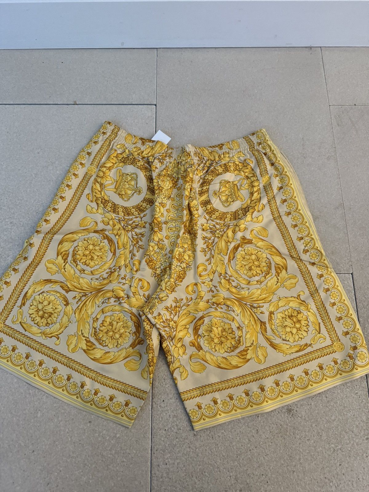 Versace Versace gold print shorts Size US 32 / EU 48 - 2 Thumbnail