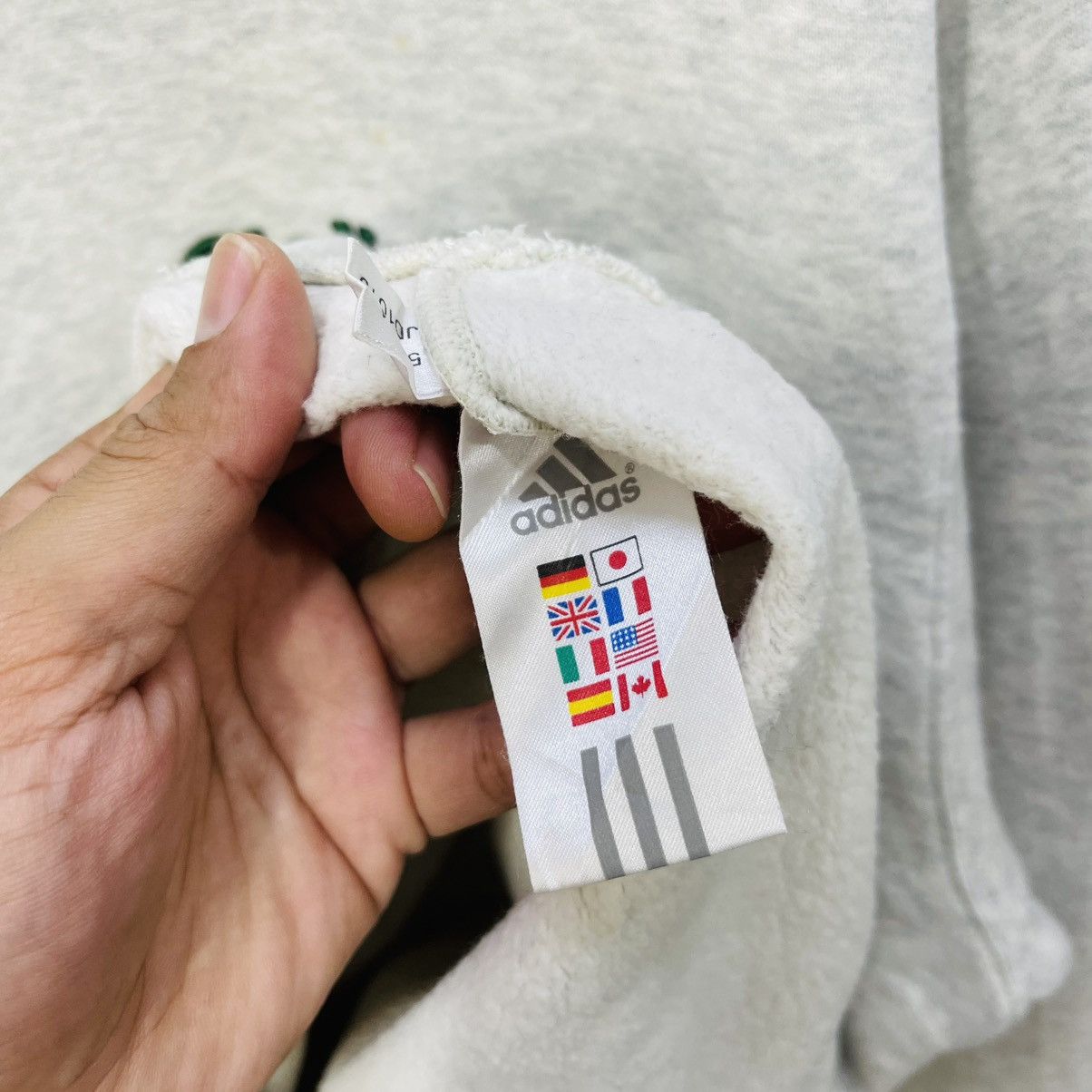 Adidas Vintage adidas 90's logo embroidery sweatshirt very nice! Size US L / EU 52-54 / 3 - 8 Thumbnail