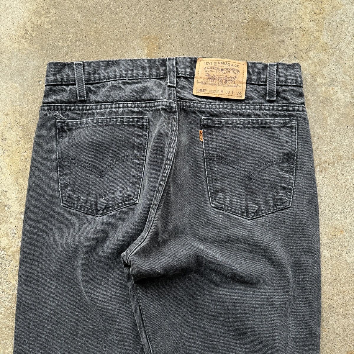 Vintage Vintage 90s Levi's 505 Faded Black Orange Tab Denim Jeans Size US 33 - 7 Thumbnail