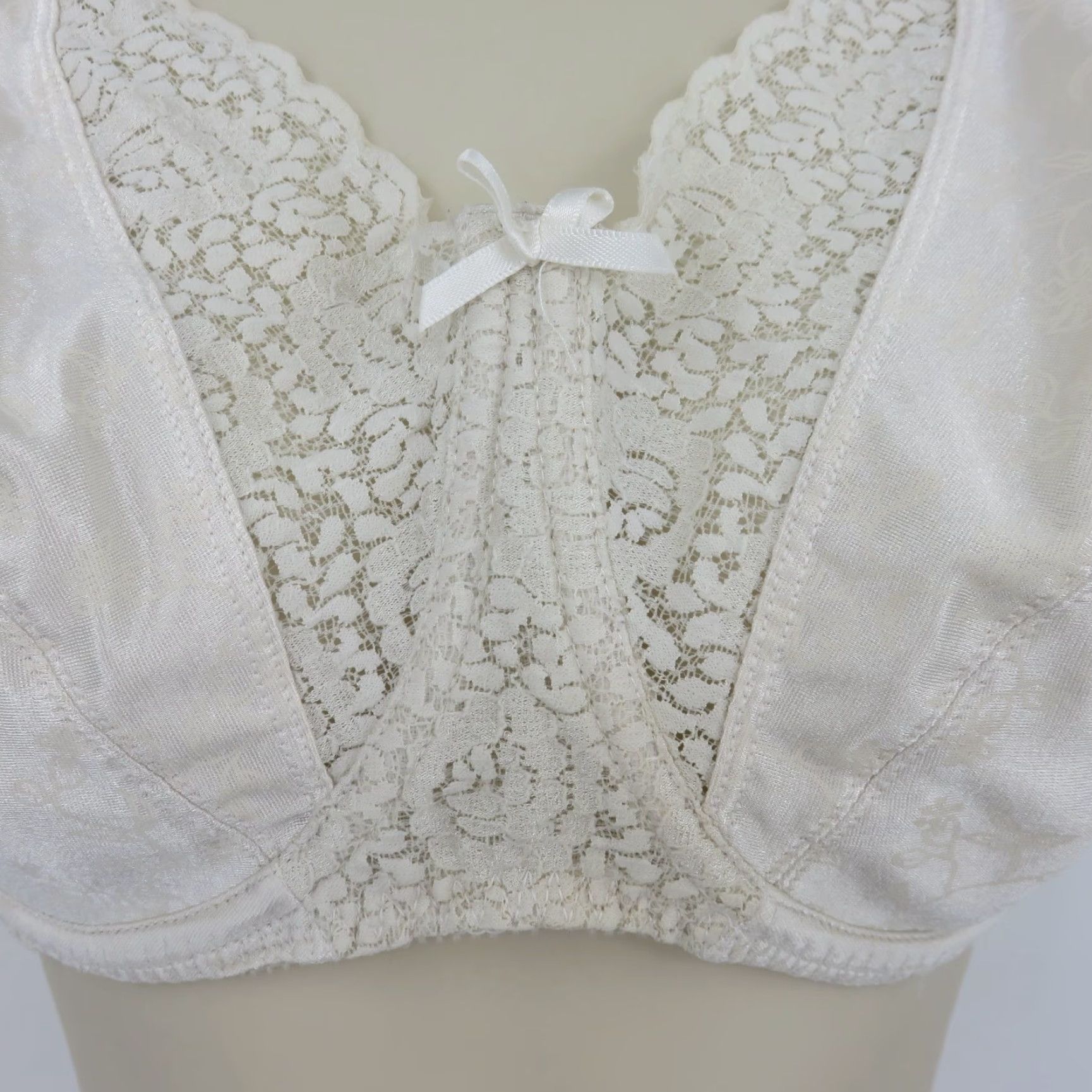 Vintage VINTAGE Playtex Secrets Lifts Underwire Bra Floral Ivory 40D Unlined T-Shirt Bra Womens Size ONE SIZE - 4 Thumbnail