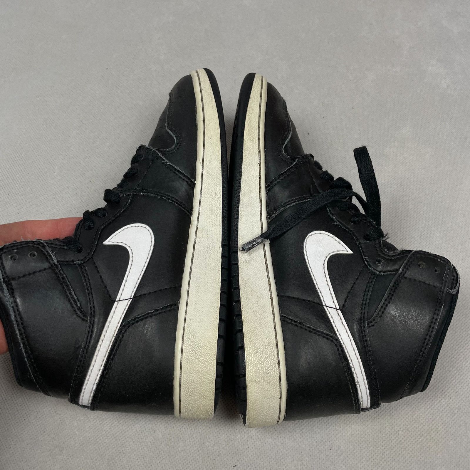 Nike Nike Air Jordan 1 Retro High OG BG 575441-011 Black Shoes 5 Size US 5 / EU 37 - 3 Thumbnail