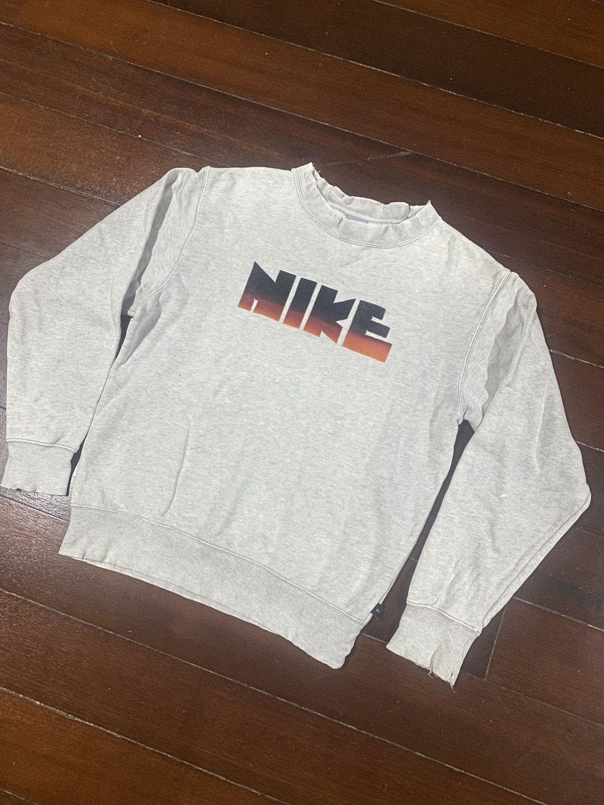 Nike VINTAGE NIKE block reproduction SWEATSHIRT distressed Size US S / EU 44-46 / 1 - 4 Thumbnail