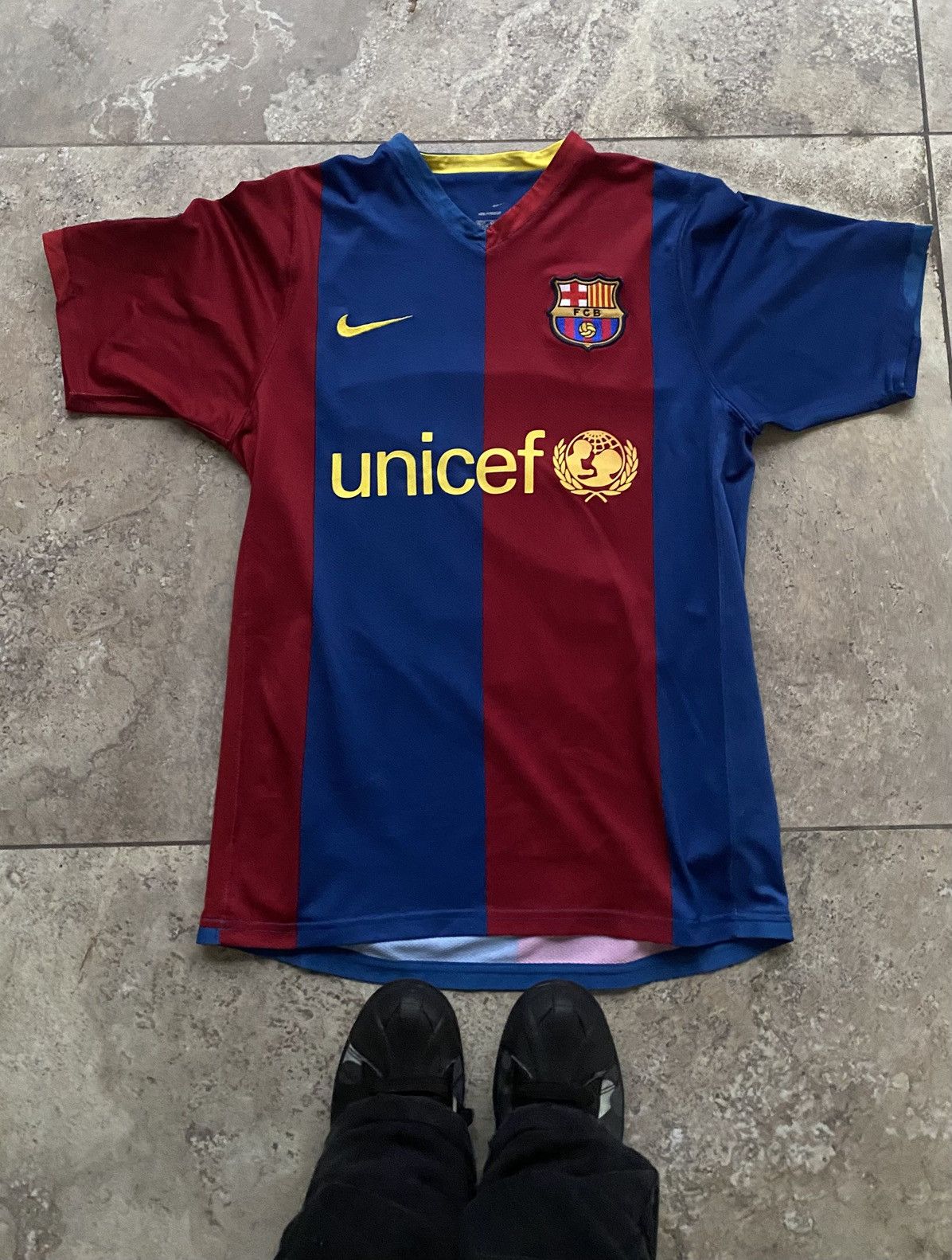 Vintage Messi 2006-2007 Kit F.C Barcelona #19 (Like New) Size US M / EU 48-50 / 2 - 3 Thumbnail