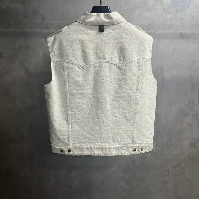 Louis Vuitton Louis Vuitton White solid Logo embossed single-breasted st Size US XXS / EU 40 - 5 Thumbnail
