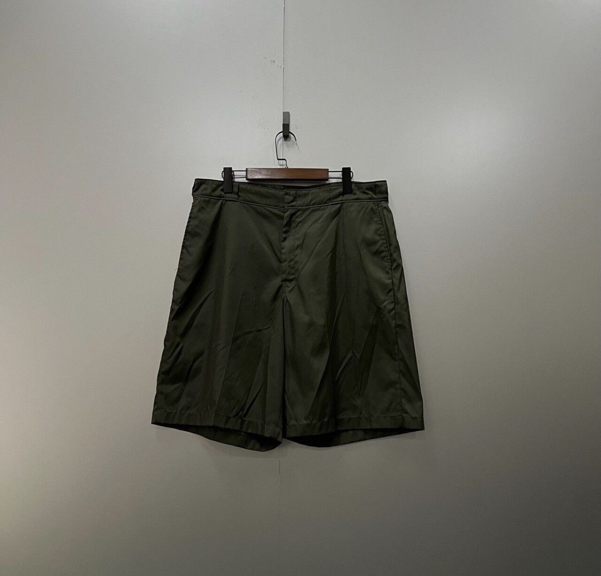 Prada Prada Dark Green Triangle Logo Nylon Shorts J41 Size US 36 / EU 52 - 1 Thumbnail