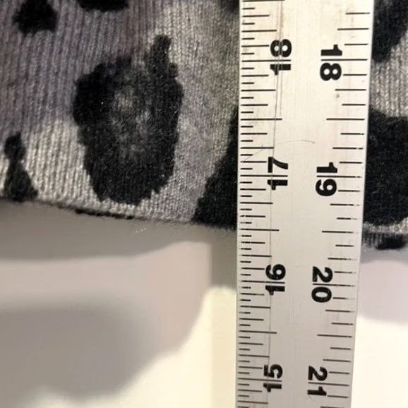 Vintage Halogen Womens Gray Leopard Print 100% Cashmere Crewneck Sweater Size M Size M / US 6-8 / IT 42-44 - 5 Thumbnail