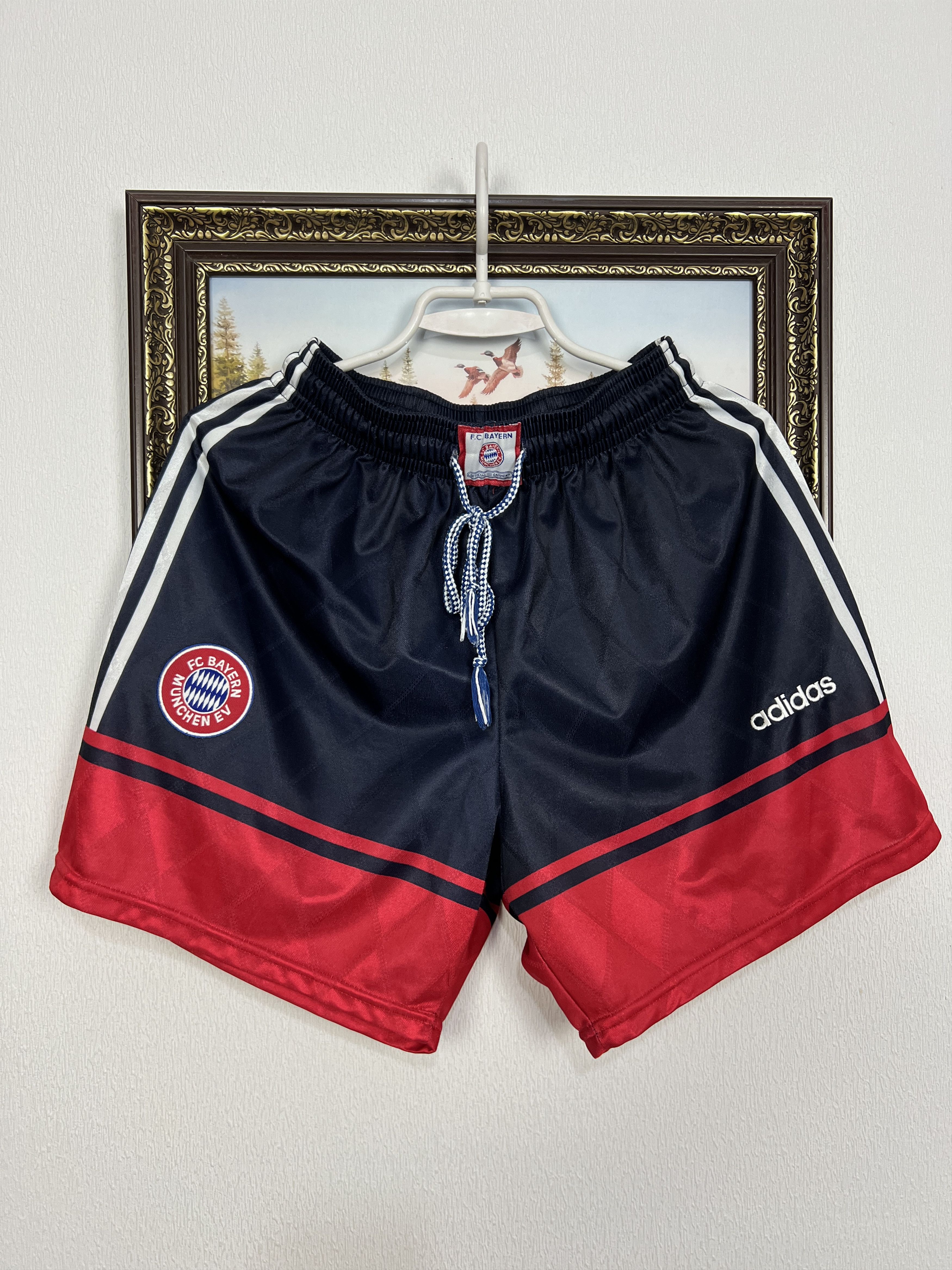 Adidas Vintage 90's Bayern Munich Football Shorts Soccer Athletic Size US 32 / EU 48 - 1 Thumbnail
