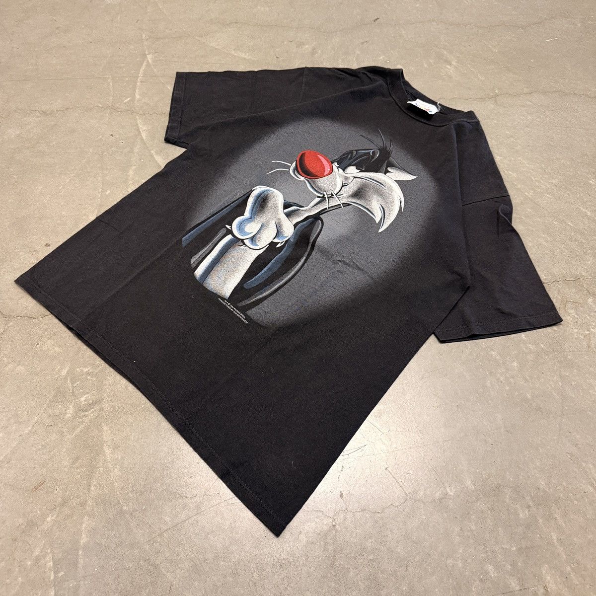 Vintage Vintage 1994 Looney Tunes Sylvester Shadow Tee Size US XL / EU 56 / 4 - 1 Thumbnail