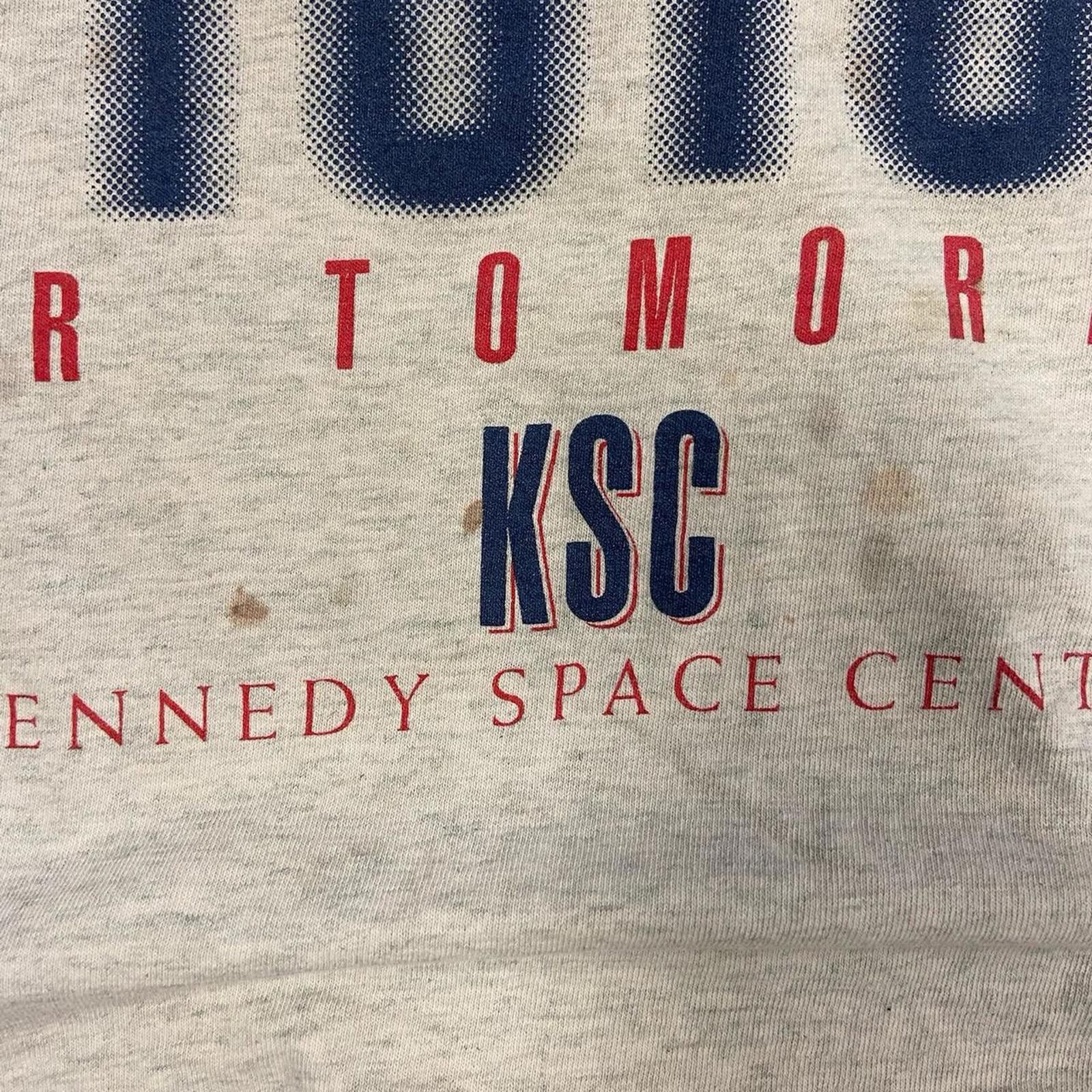 Vintage Vintage 90s Kennedy Space Station NASA Tee Size US L / EU 52-54 / 3 - 3 Thumbnail