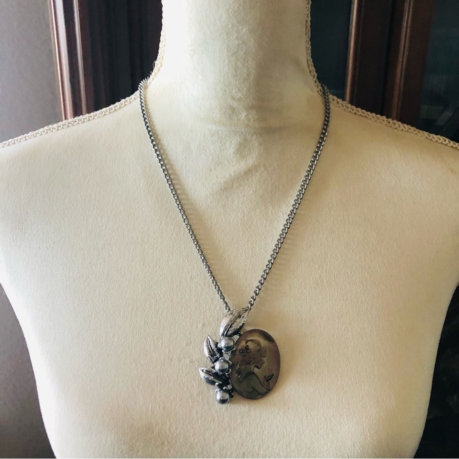 Handmade Handcrafted mother of pearl cameo pearl accent necklace Size ONE SIZE - 4 Thumbnail