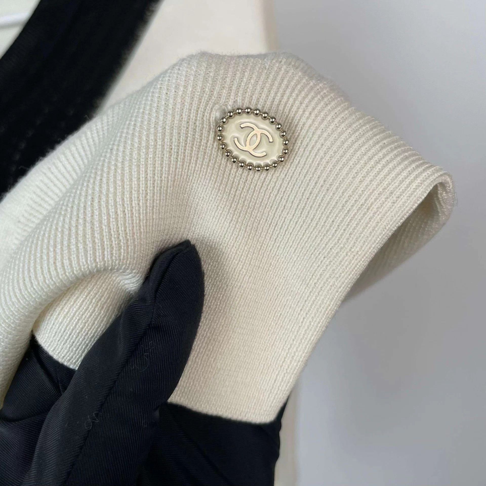 Chanel Chanel white V-neck sweater 36 Grade A no accs Size XS / US 0-2 / IT 36-38 - 3 Thumbnail