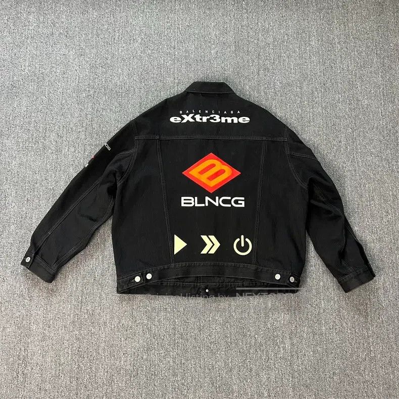 Balenciaga Balenciaga Carved Button Ornamented Artistic Embroidered D Size US L / EU 52-54 / 3 - 2 Thumbnail