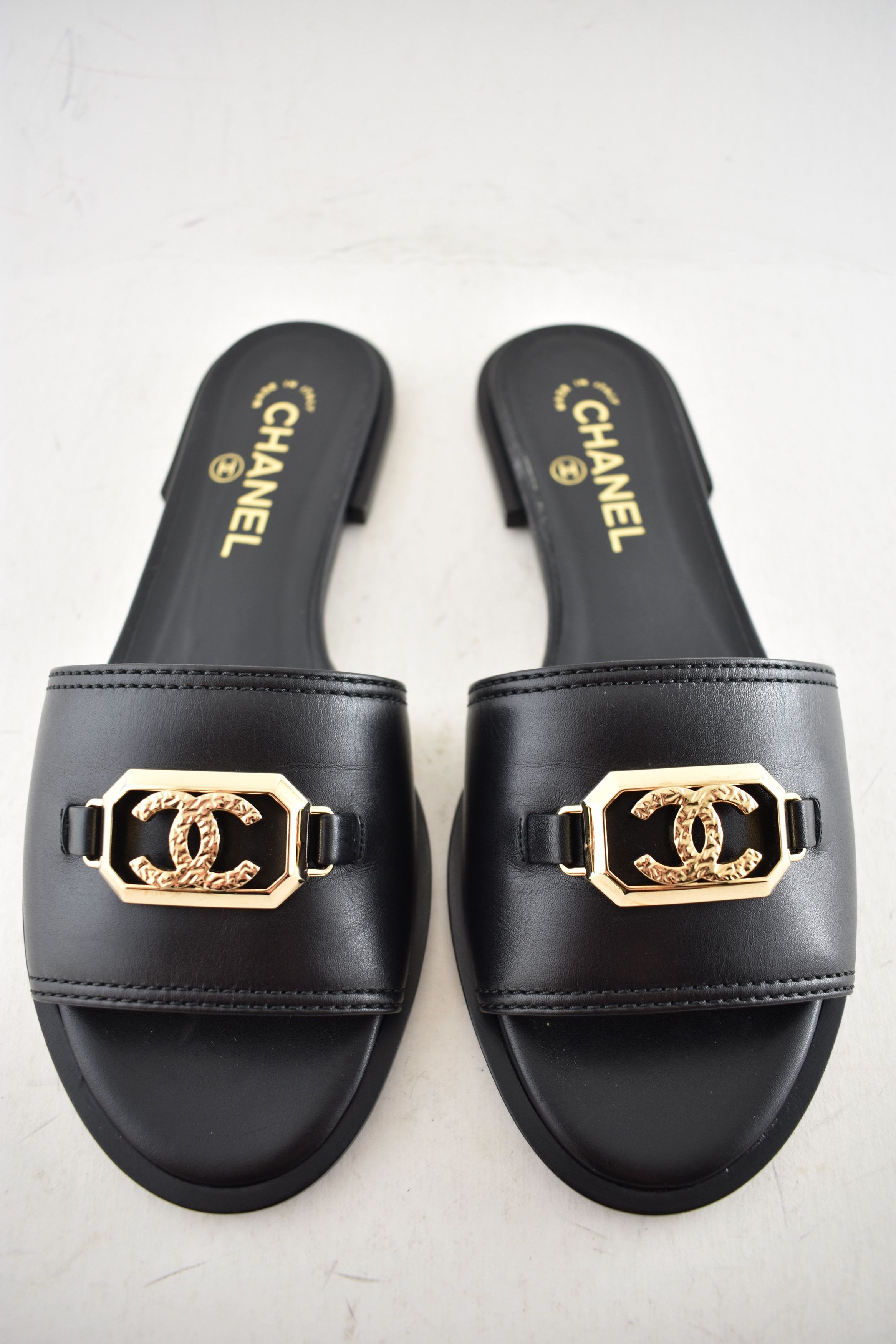 Chanel Chanel 23B Leather Gold CC Logo Mule Slides Sandals Flat 38 Size US 8 / IT 38 - 7 Thumbnail
