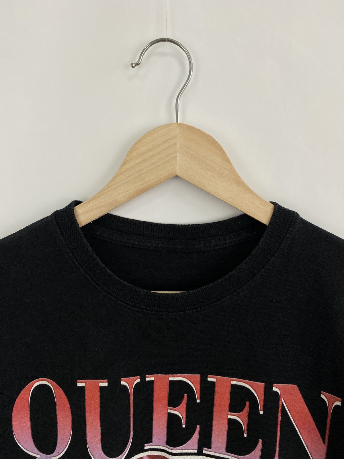 Band Tees 🇺🇸 Vintage Y2K Queen Rock Band T-Shirt Rare Retro Size US M / EU 48-50 / 2 - 5 Thumbnail