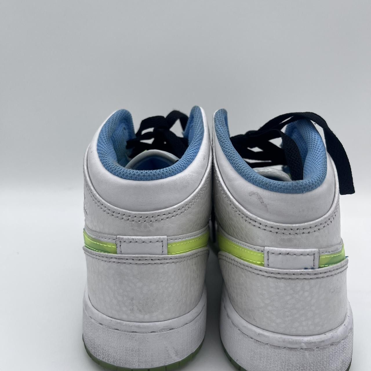 Nike Nike Air Jordan 1 Mid SE GS Platinum Volt DV1314-017 Size 6 Size US 6 / EU 39 - 4 Thumbnail