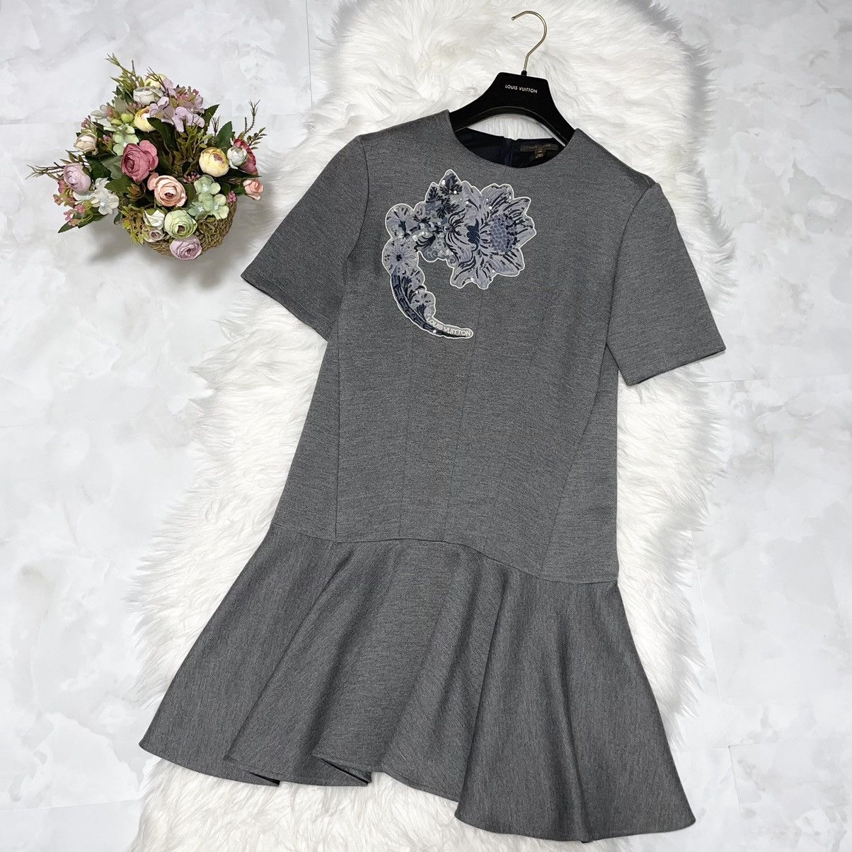 Louis Vuitton Louis Vuitton Sequin Flower Embroidery Short Sleeve Dress M Size M / US 6-8 / IT 42-44 - 3 Thumbnail