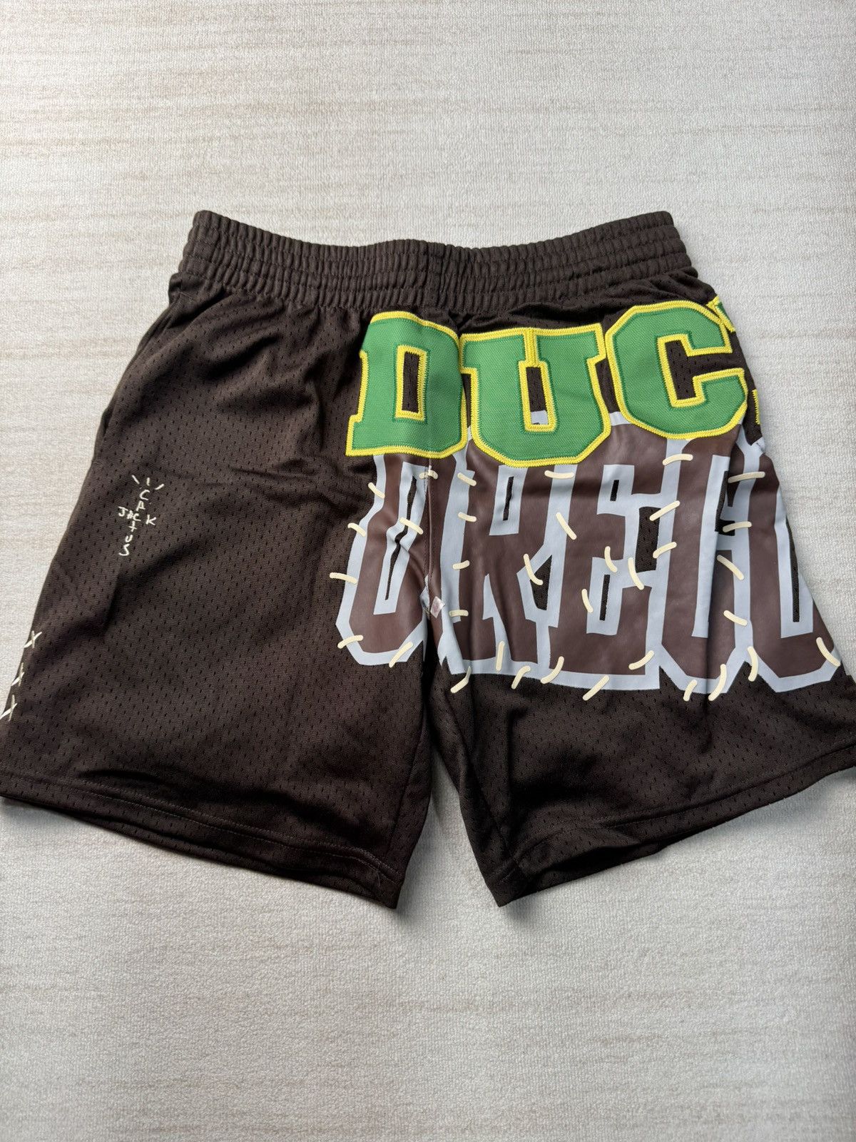Mitchell & Ness × Travis Scott Oregon ducks basketball shorts Size US 30 / EU 46 - 2 Thumbnail
