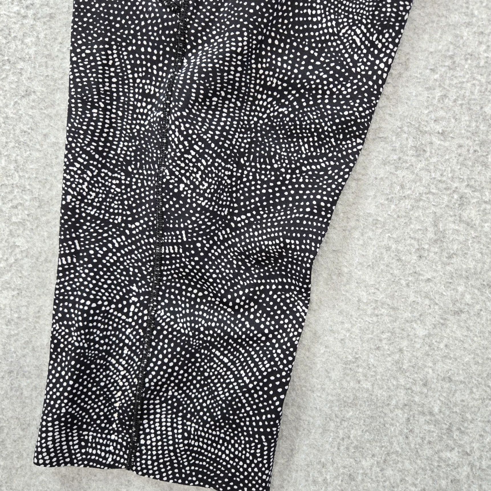 Lululemon Lululemon Leggings Womens 10 Black Cropped Polka Dot Pockets Yoga Athletic Size 32" / US 10 / IT 46 - 4 Thumbnail