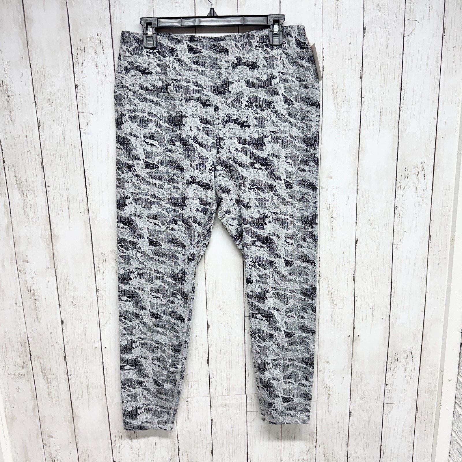 Spyder Spyder Active Pants XL Camo Biker Pixel Ankle Crop Leggings Size 31" - 1 Thumbnail