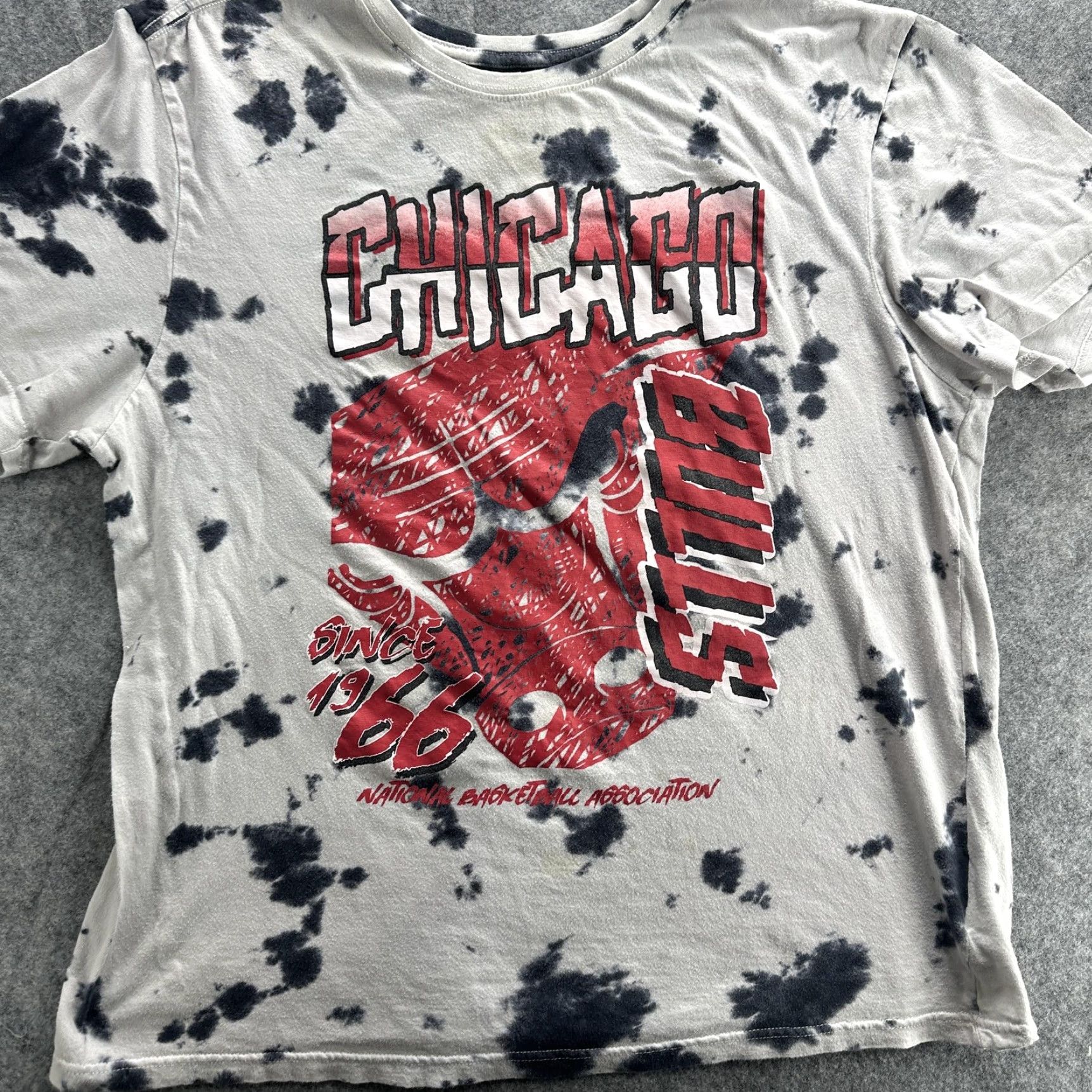 NBA VINTAGE Chicago Bulls Shirt Mens Large Gray Tie Dye NBA Basketball Graphic 1966 Retro Mens Size US L / EU 52-54 / 3 - 2 Thumbnail