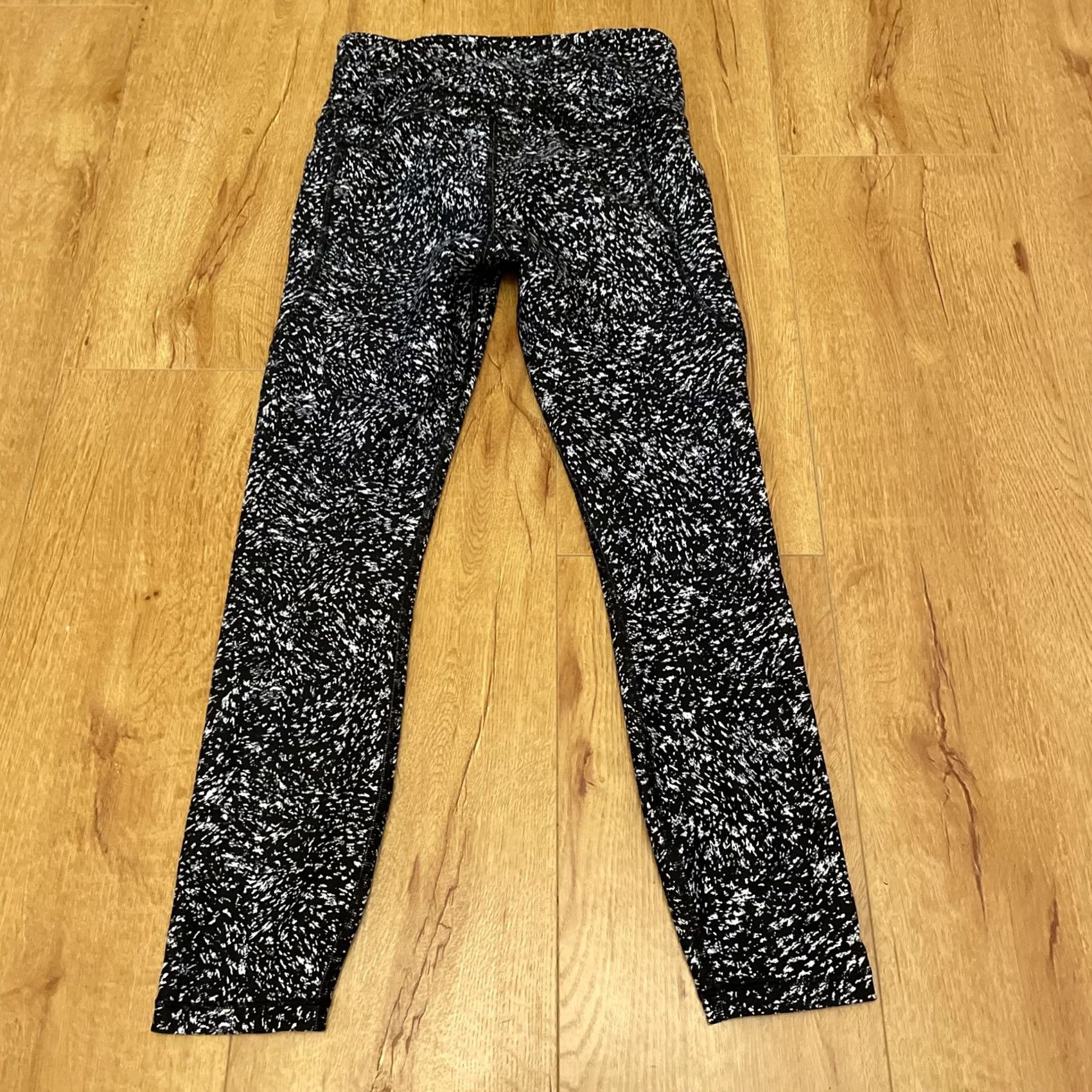 Athleta Athleta Ultimate Stash Textured 7/8 Tight Leggings Womens Small Black White Pattern Jacquard Athletic Yoga Running Gym Tights Size 28" / US 6 / IT 42 - 7 Thumbnail