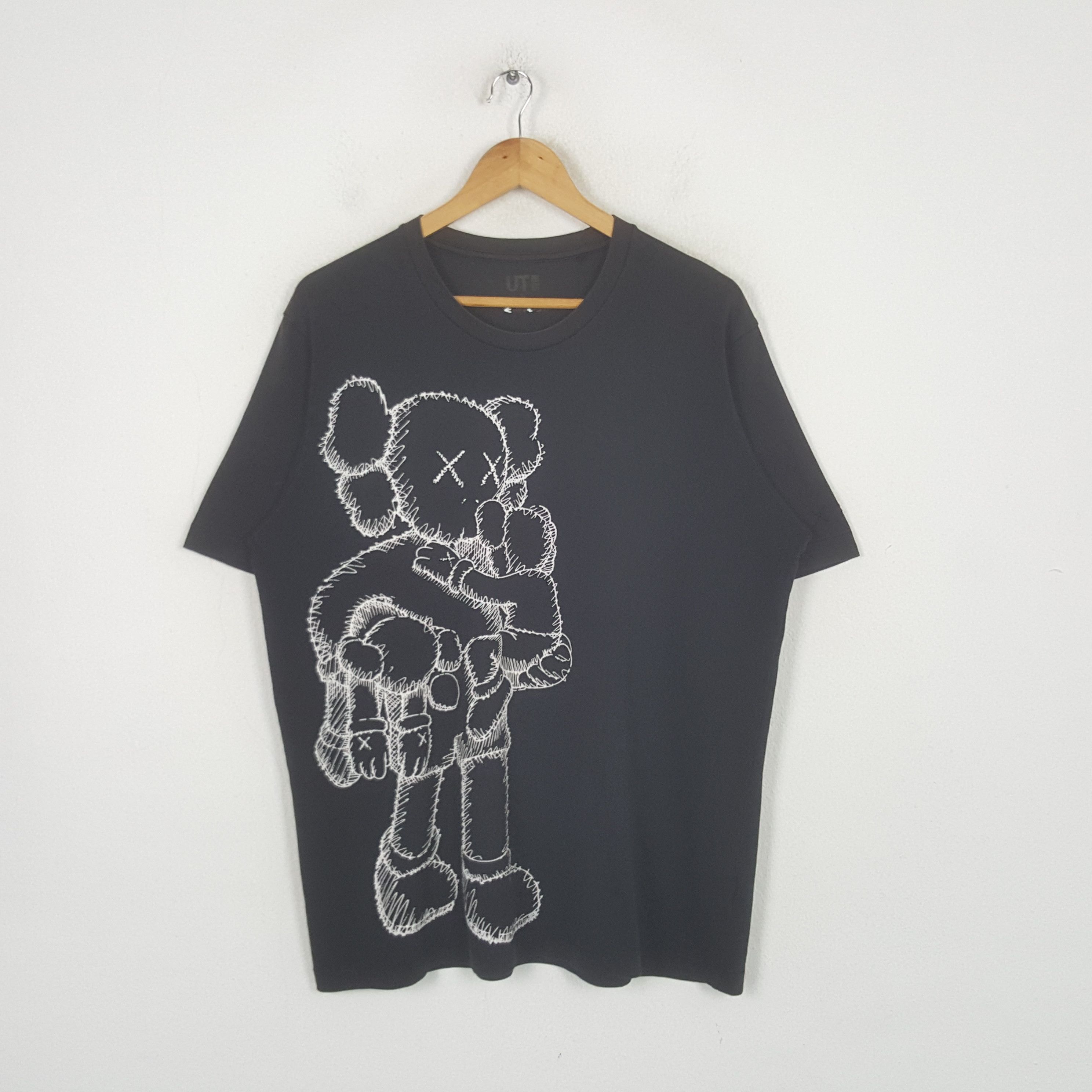 Kaws Vintage Kaws X Uniqlo Japanese Brand Tshirt C294N40 Size US L / EU 52-54 / 3 - 1 Thumbnail
