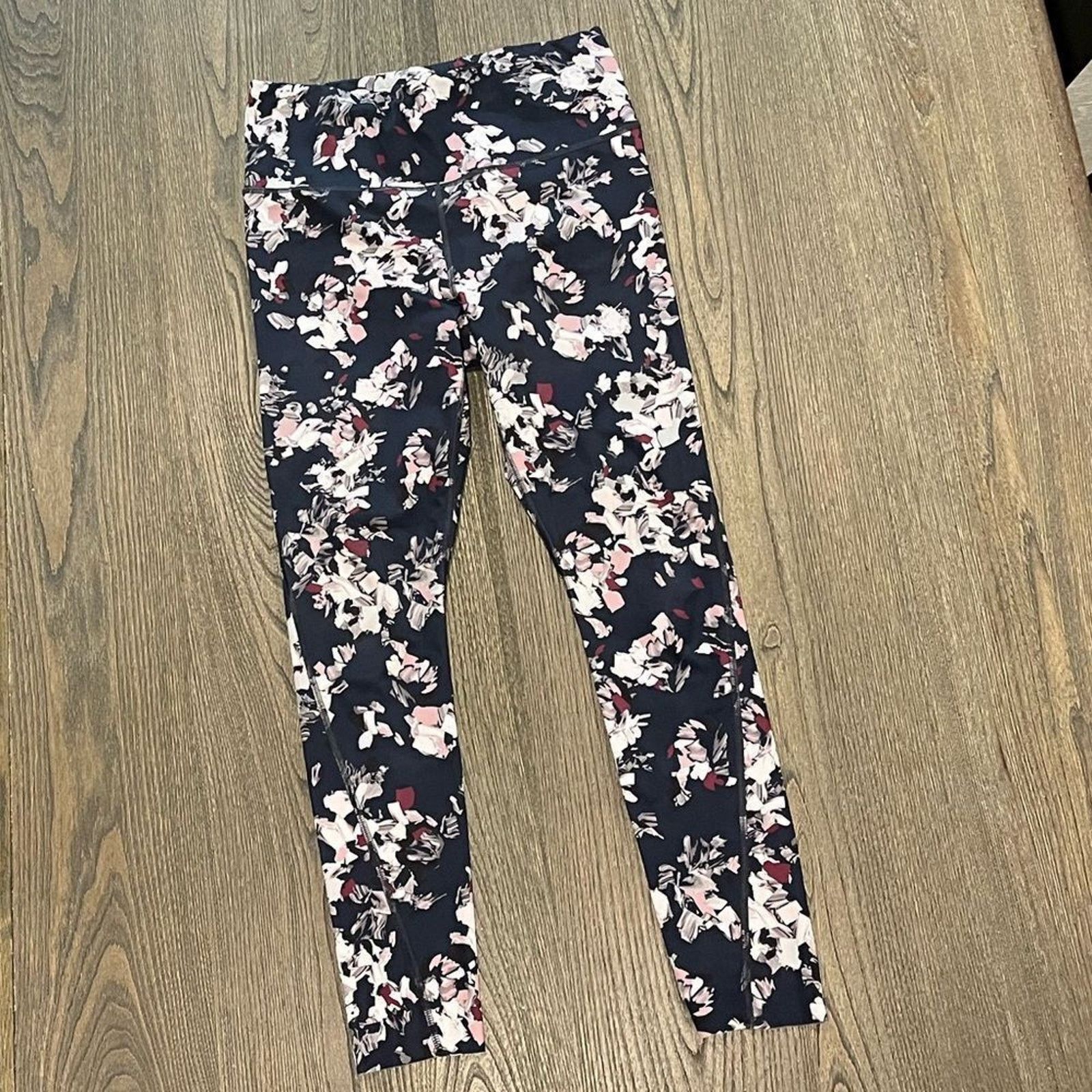 Athleta Athleta Challenge Bloom 7/8 Tight Leggings Navy Pink Floral Size 26" / US 2 / IT 38 - 1 Thumbnail