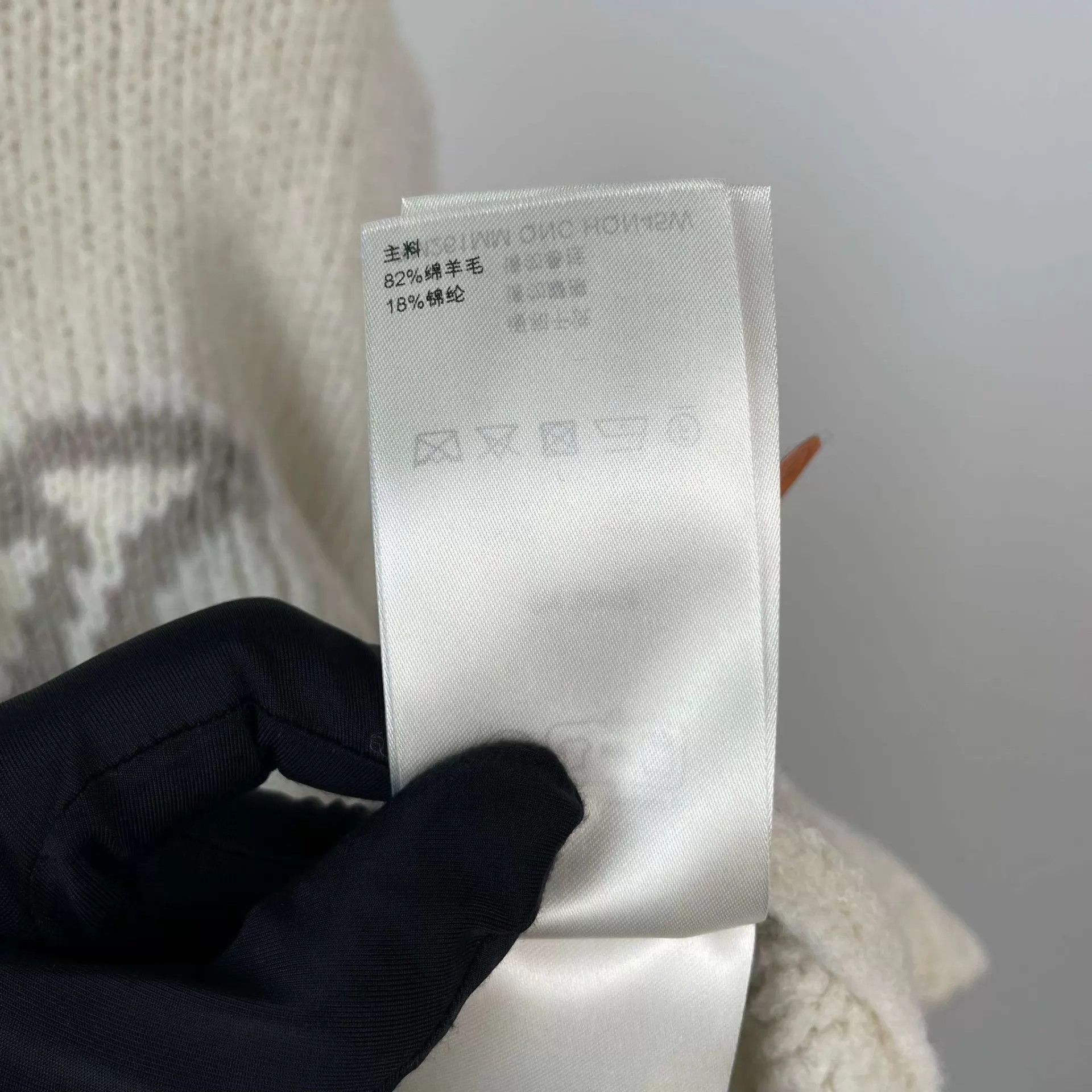Louis Vuitton LV big logo white cashmere sweatshirt new with tags Size US XS / EU 42 / 0 - 8 Thumbnail