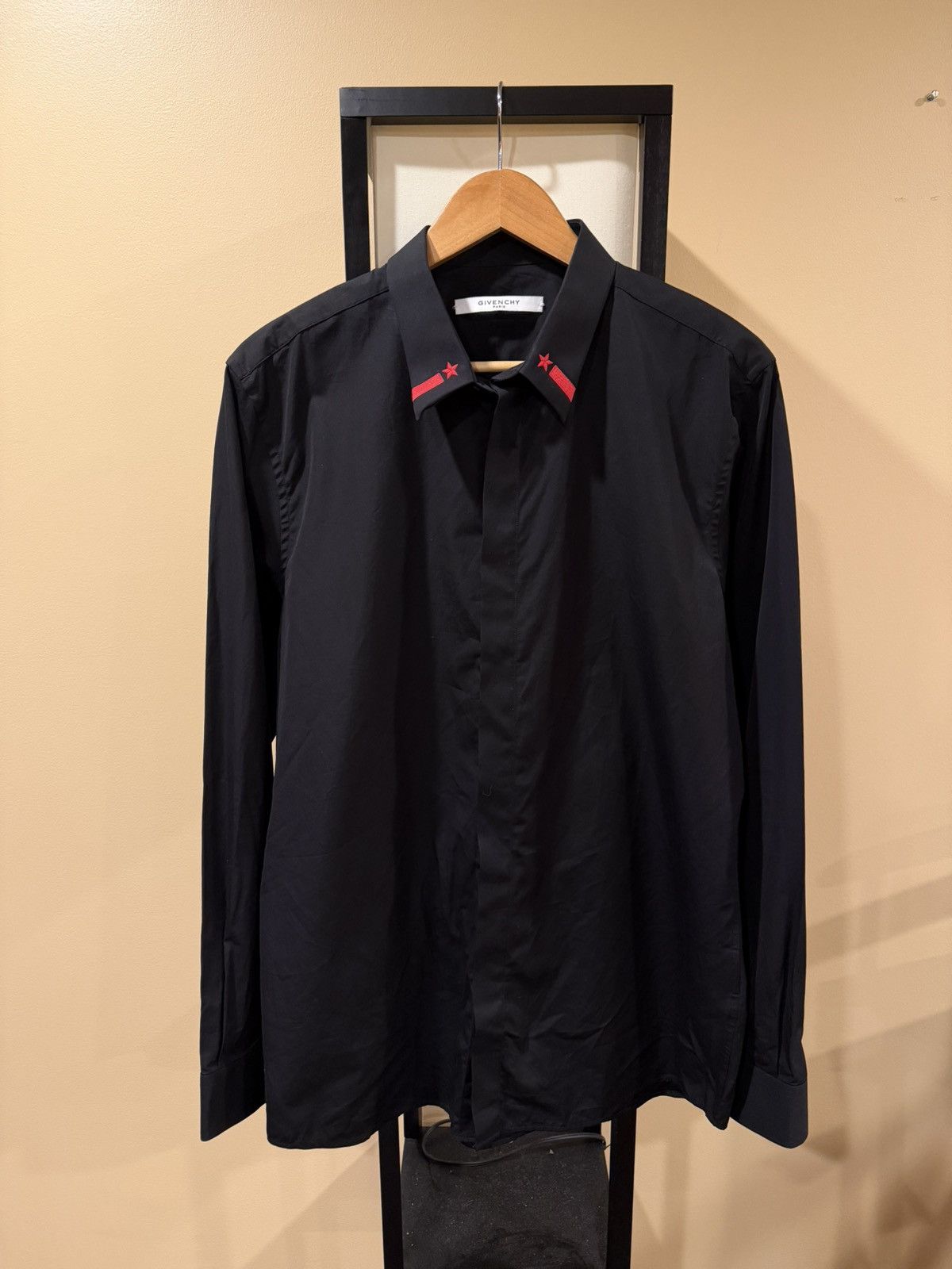 Givenchy Givenchy Red Star Embroidered Collared Black Button Up Shirt Size US L / EU 52-54 / 3 - 8 Thumbnail