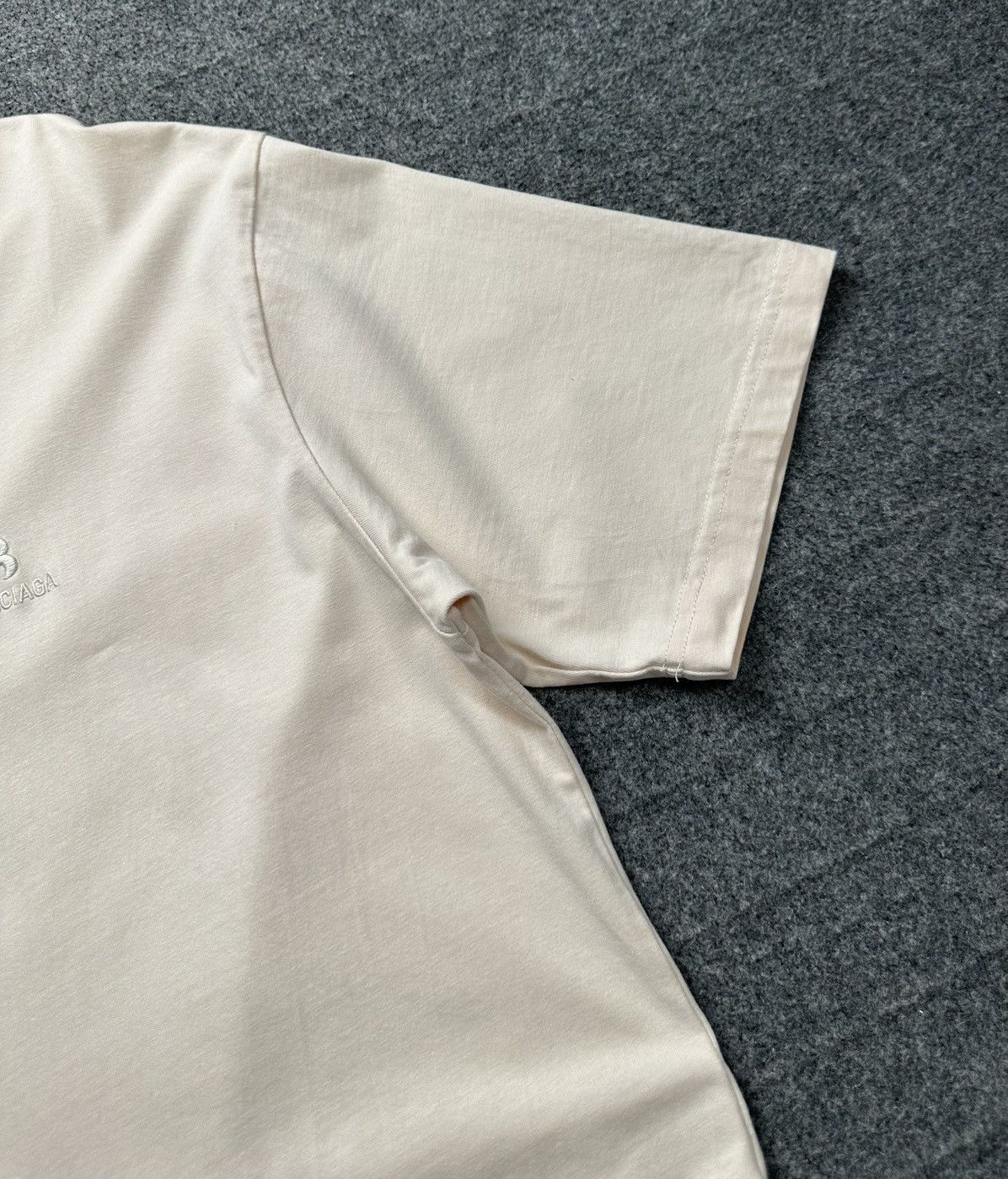 Balenciaga Balenciaga - UNIFIT SS21 Embroidered Chest Logo Chalky White Size US M / EU 48-50 / 2 - 4 Thumbnail