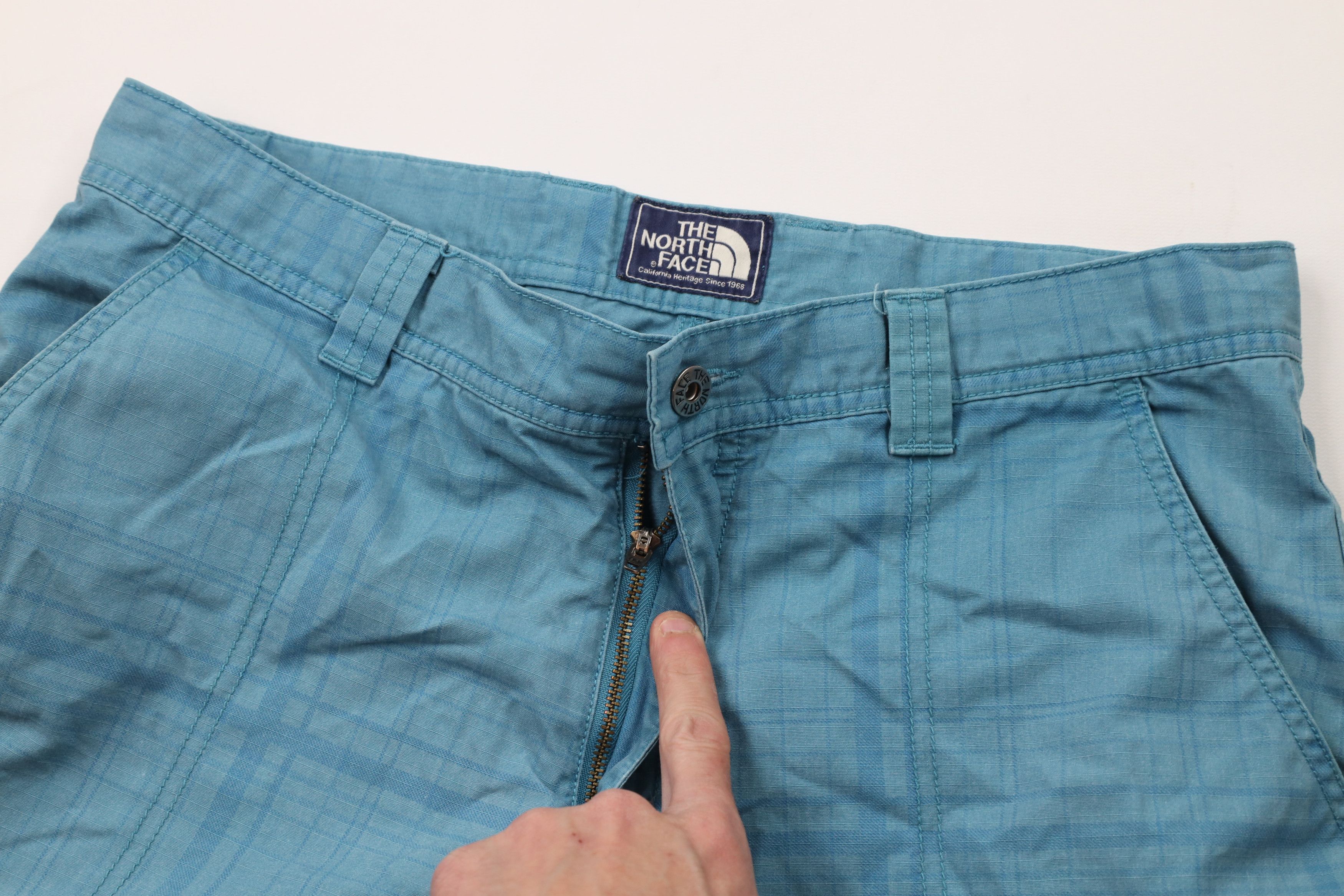 The North Face × Vintage Vintage The North Face Spell Out Cargo Shorts Blue Plaid Size US 34 / EU 50 - 6 Thumbnail