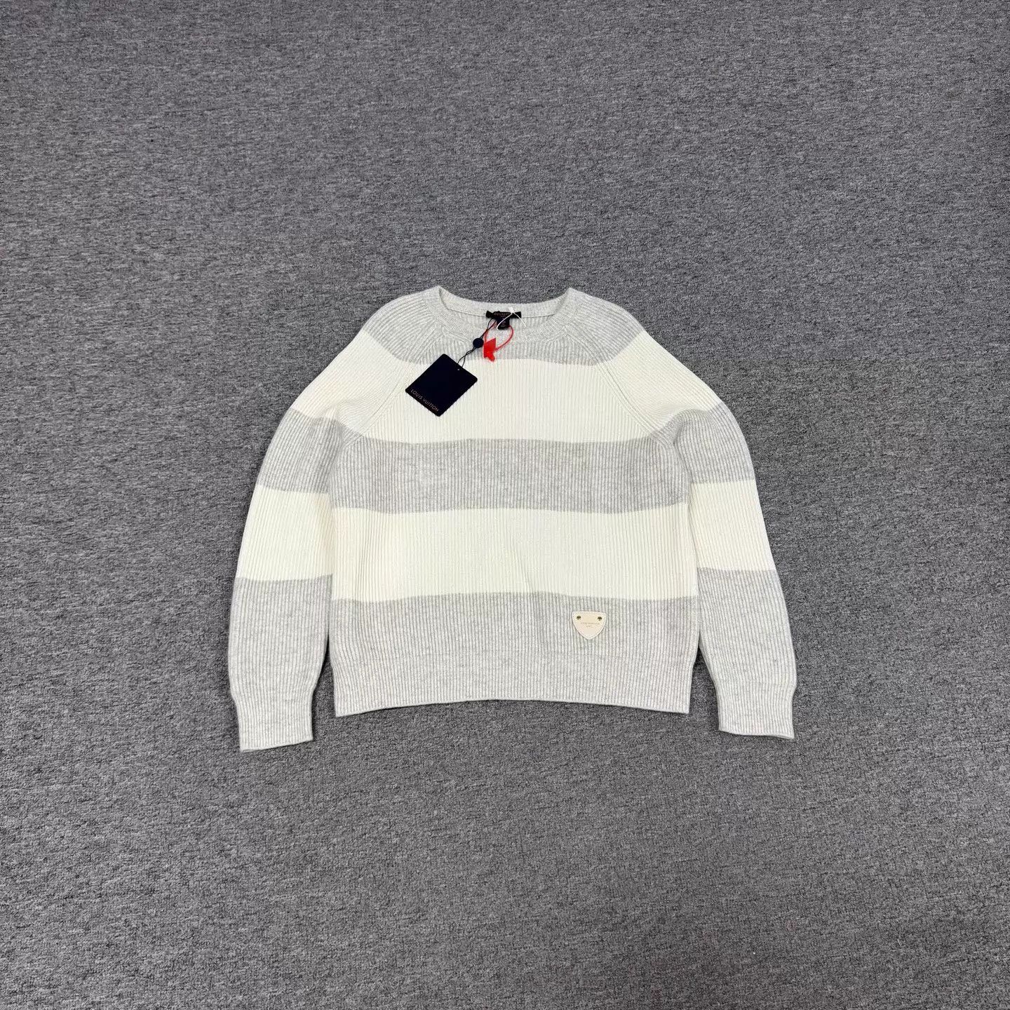 Louis Vuitton lv gray white stripe triangle logo short knit sweater s Size US S / EU 44-46 / 1 - 1 Thumbnail