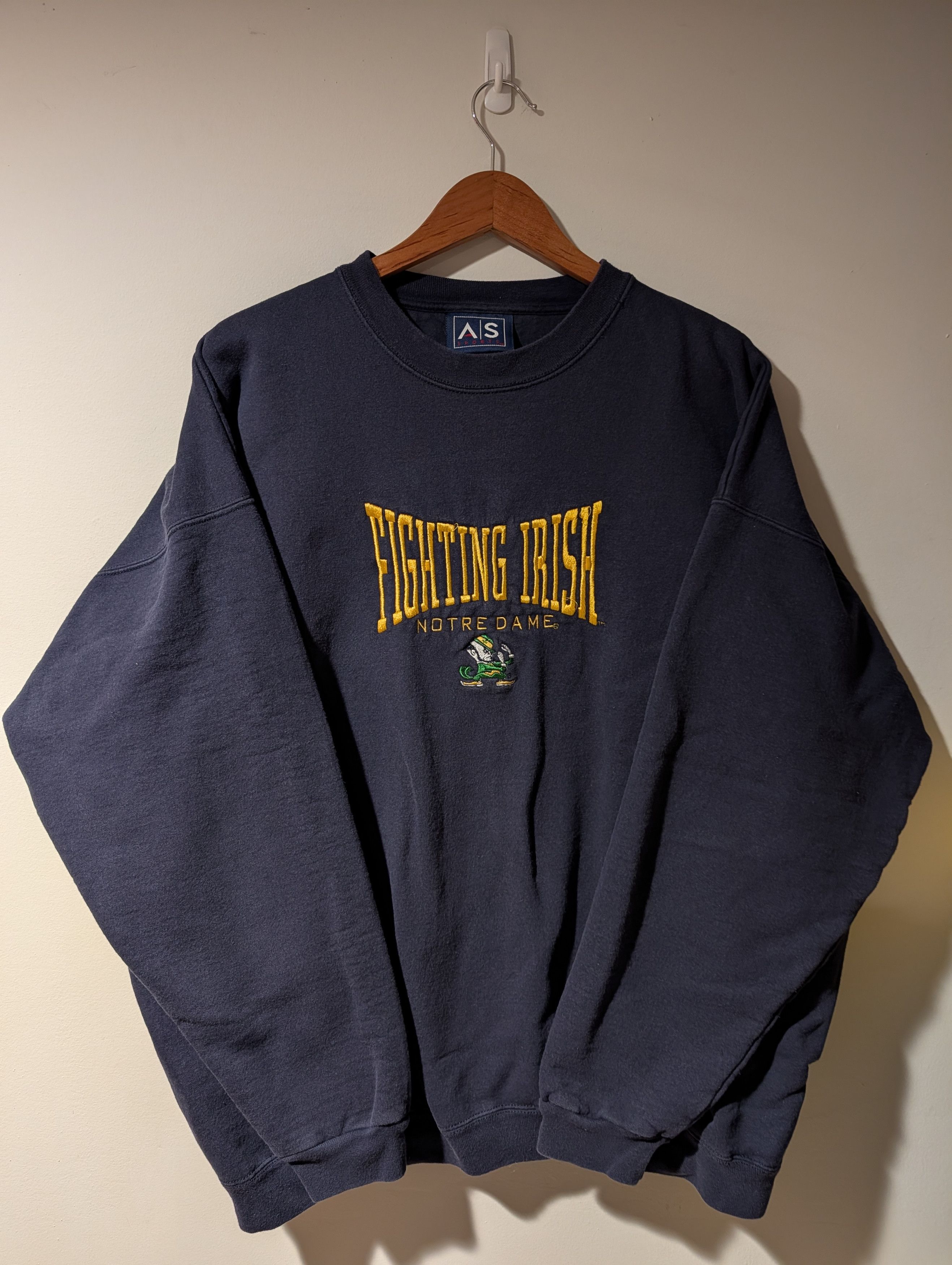 NCAA Vintage Notre Dame Fighting Irish Sweatshirt Embroidered Size US XL / EU 56 / 4 - 1 Thumbnail